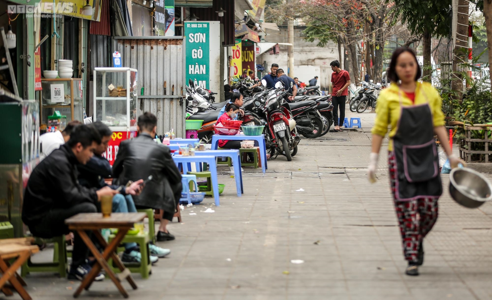 Đội dẹp vỉa hè vừa đi, hàng quán lại đua nhau lấn chiếm - 7