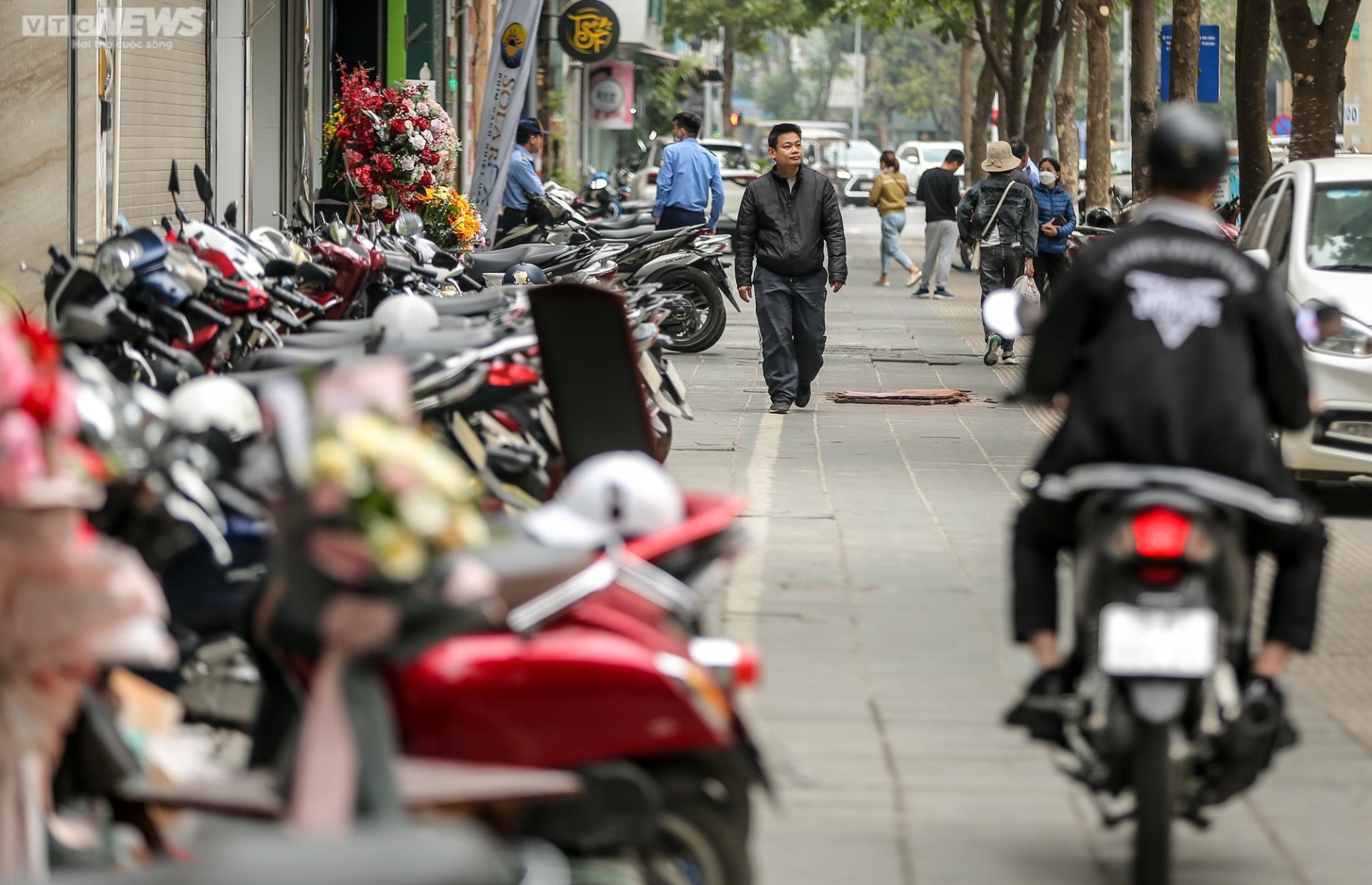 Đội dẹp vỉa hè vừa đi, hàng quán lại đua nhau lấn chiếm - 8