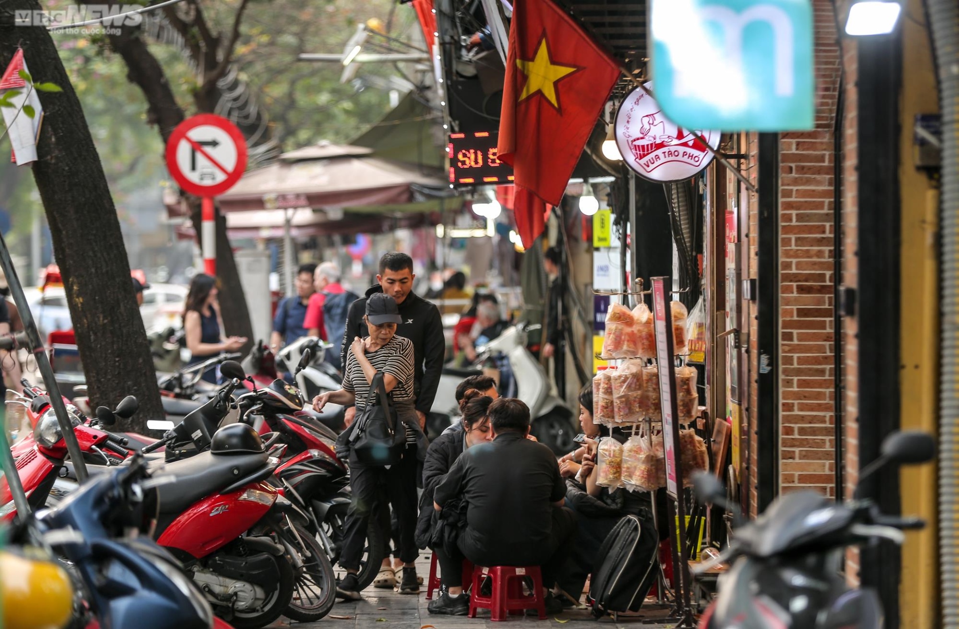 Đội dẹp vỉa hè vừa đi, hàng quán lại đua nhau lấn chiếm - 1