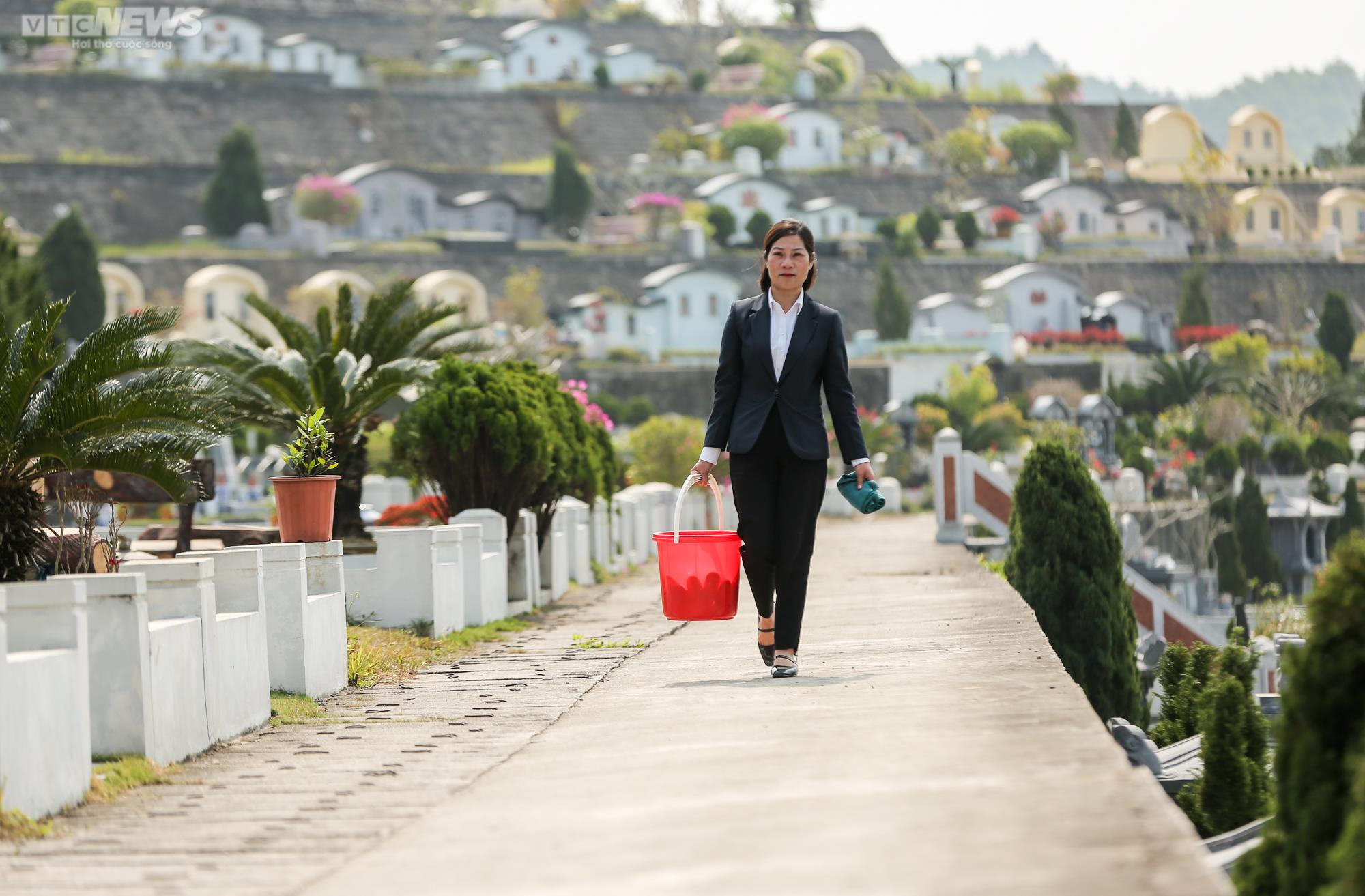 Người phụ nữ 10 năm làm 'giúp việc' cho người đã khuất - 14