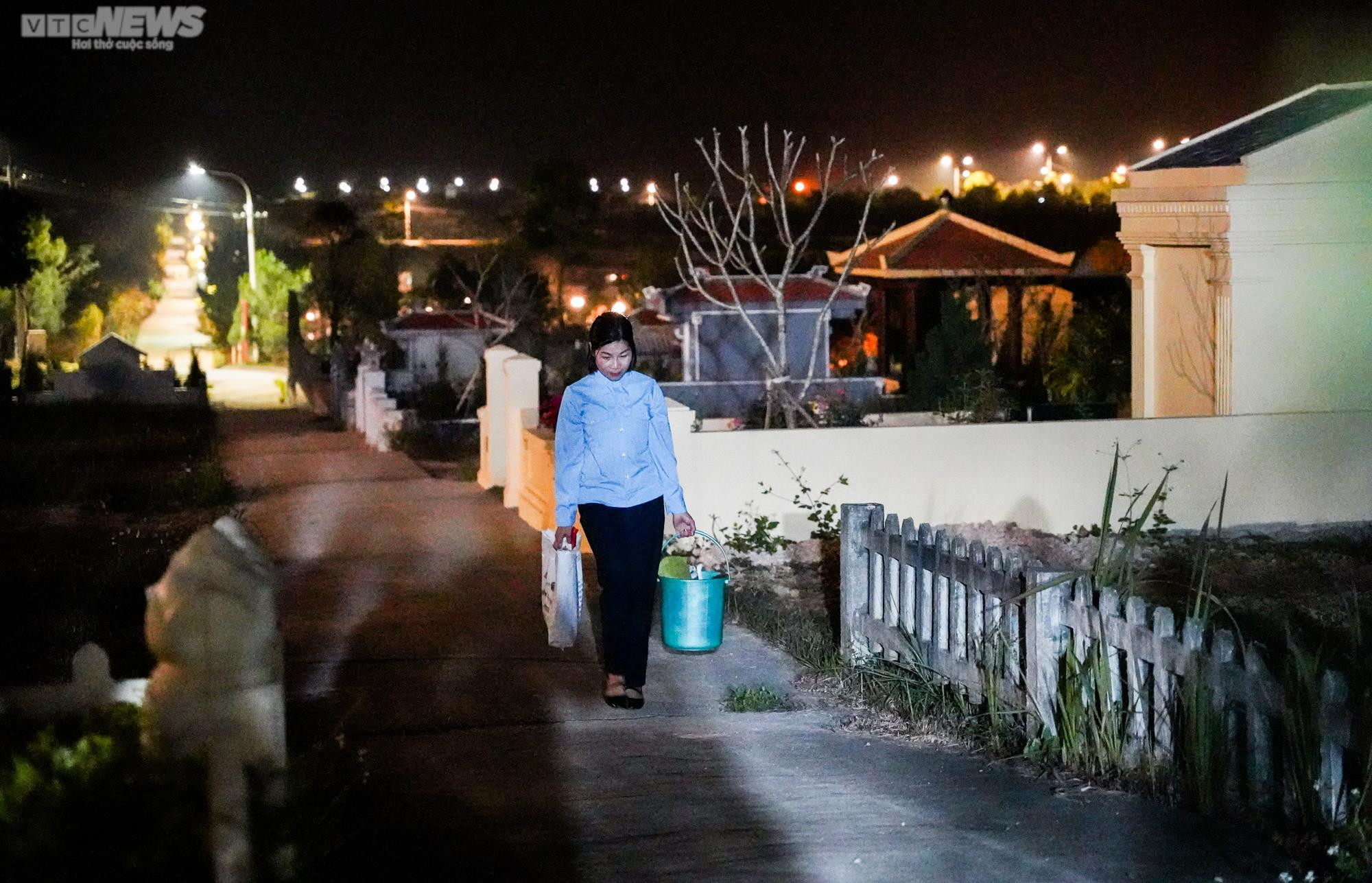 Người phụ nữ 10 năm làm 'giúp việc' cho người đã khuất - 3