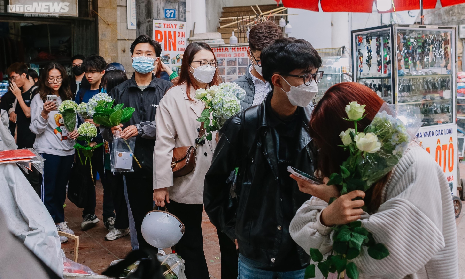 Người Hà Nội xếp hàng chờ cả tiếng đồng hồ để mua hoa ngày 8/3 - 3