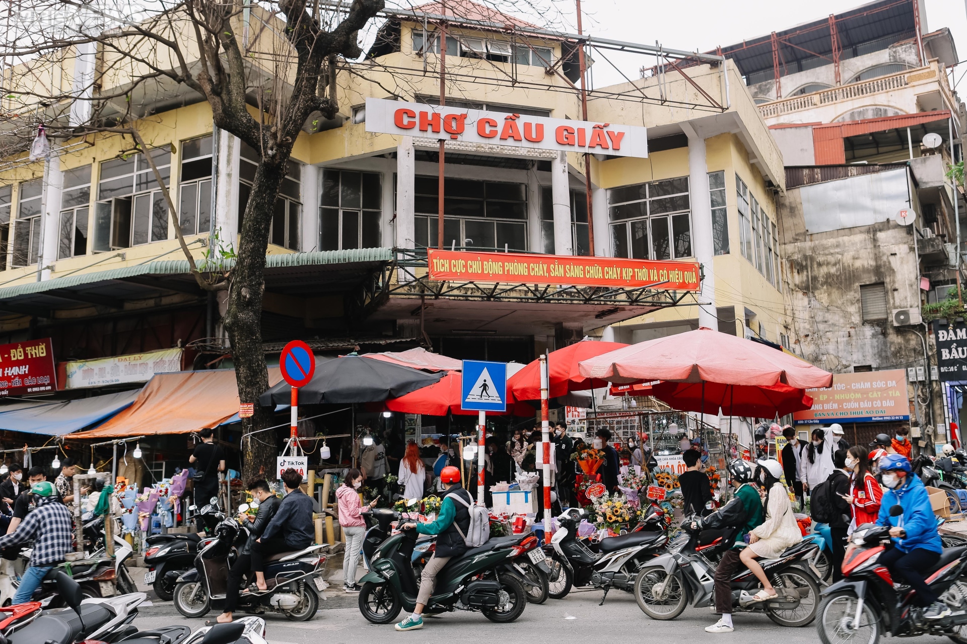Người Hà Nội xếp hàng chờ cả tiếng đồng hồ để mua hoa ngày 8/3 - 1