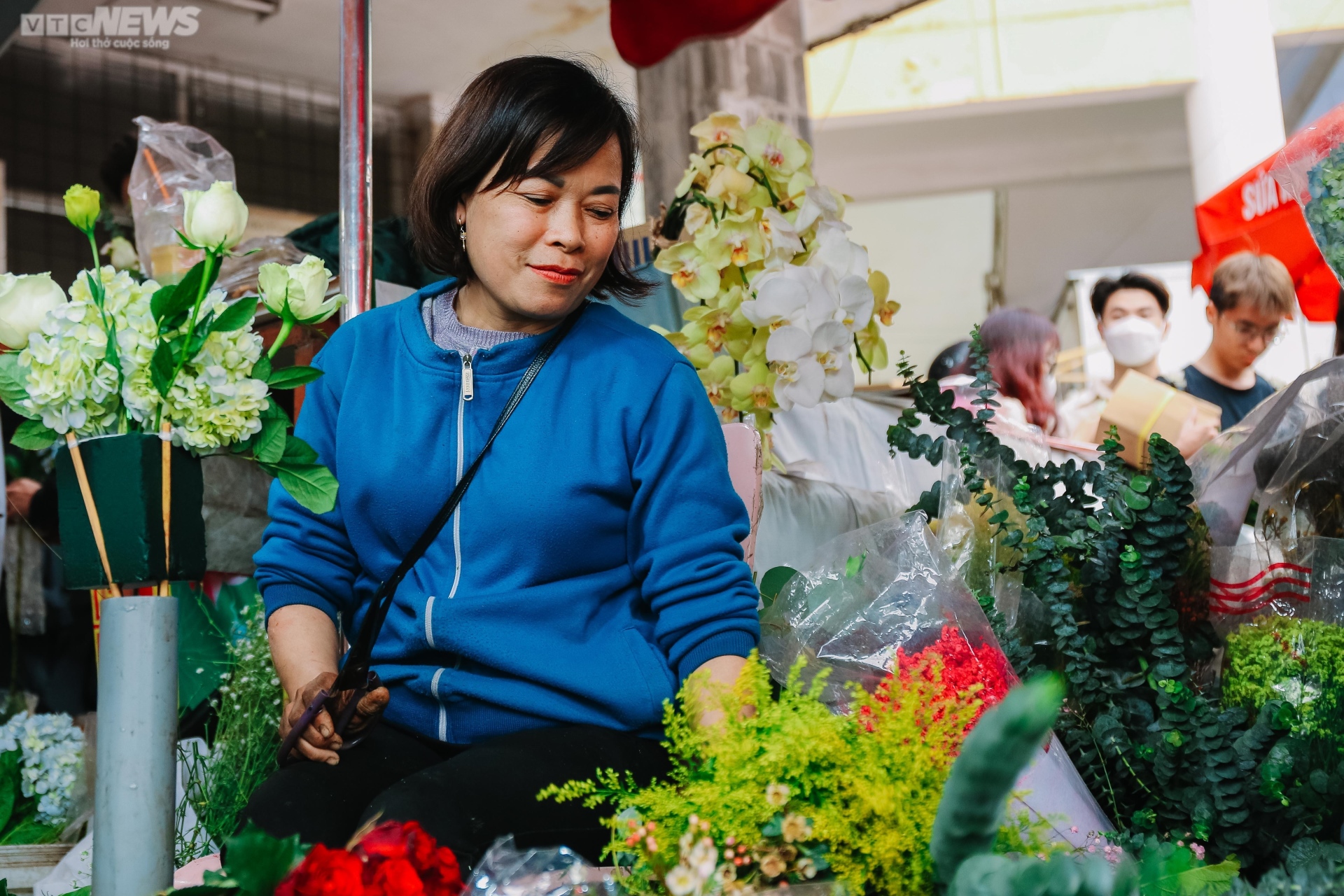 Người Hà Nội xếp hàng chờ cả tiếng đồng hồ để mua hoa ngày 8/3 - 10
