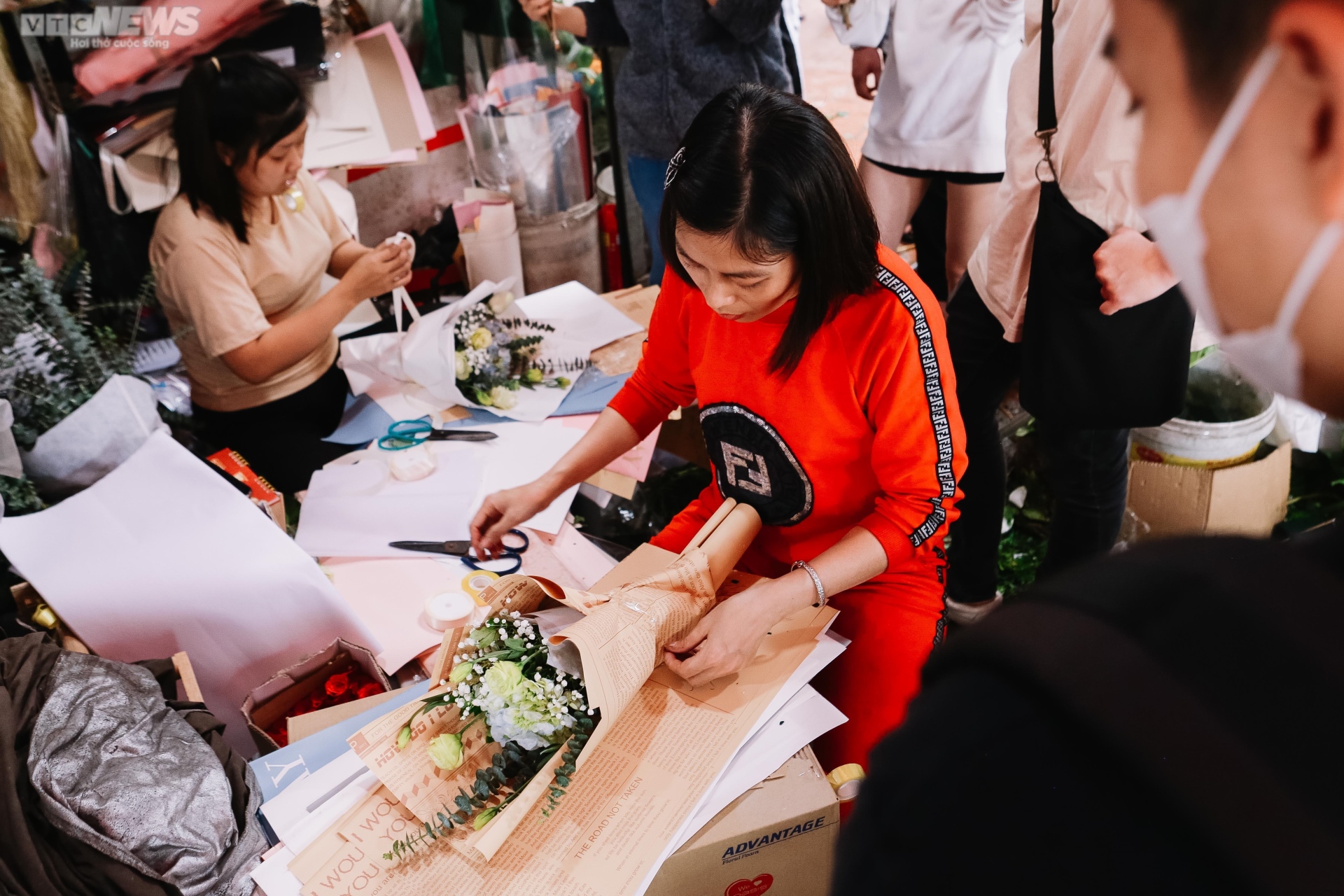 Người Hà Nội xếp hàng chờ cả tiếng đồng hồ để mua hoa ngày 8/3 - 13