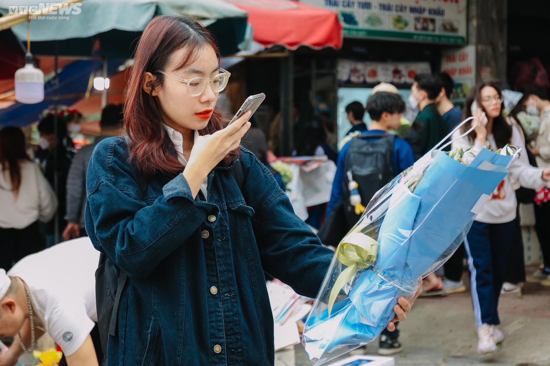 Người Hà Nội xếp hàng chờ cả tiếng đồng hồ để mua hoa ngày 8/3 - 14