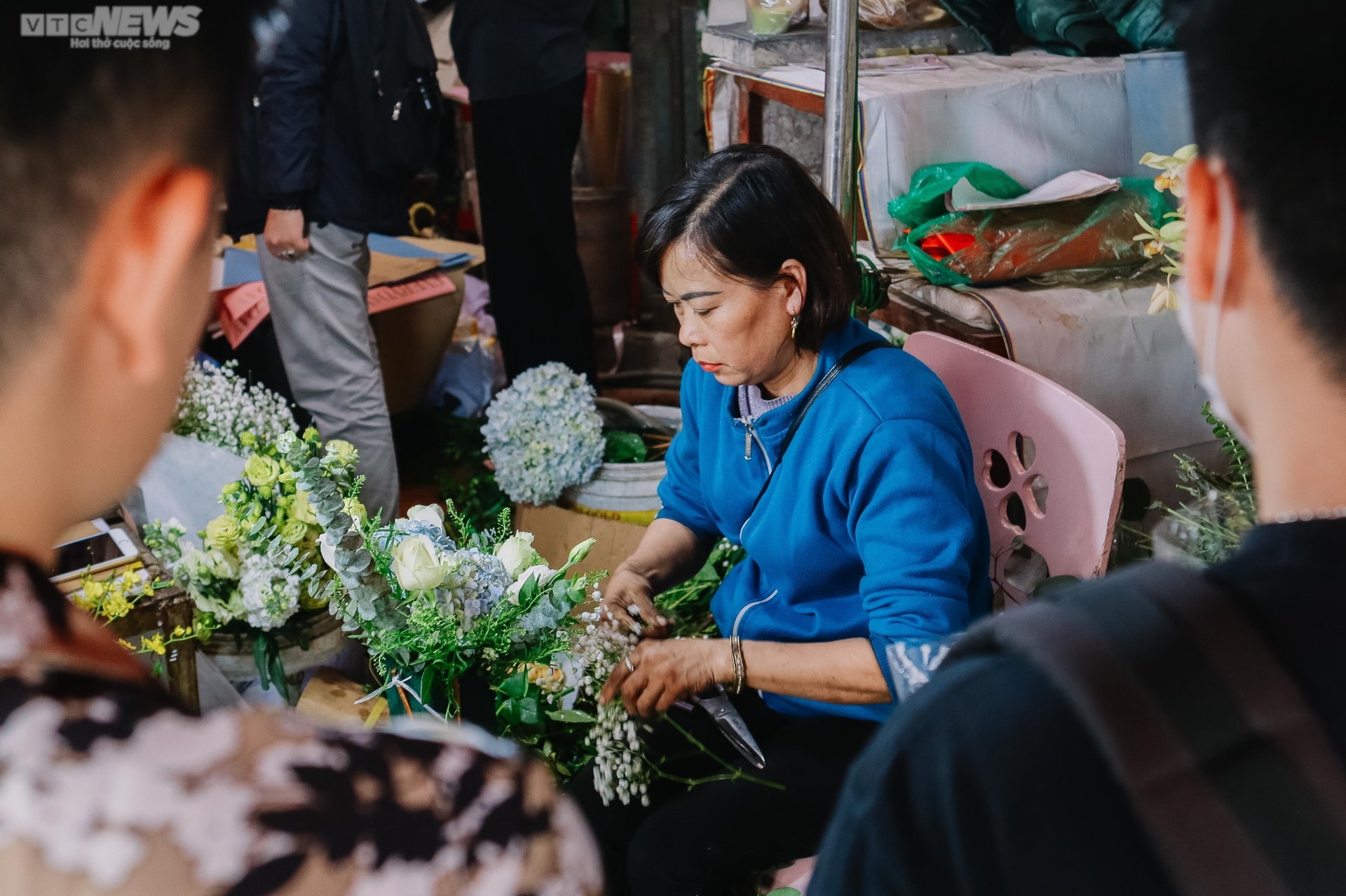 Người Hà Nội xếp hàng chờ cả tiếng đồng hồ để mua hoa ngày 8/3 - 11