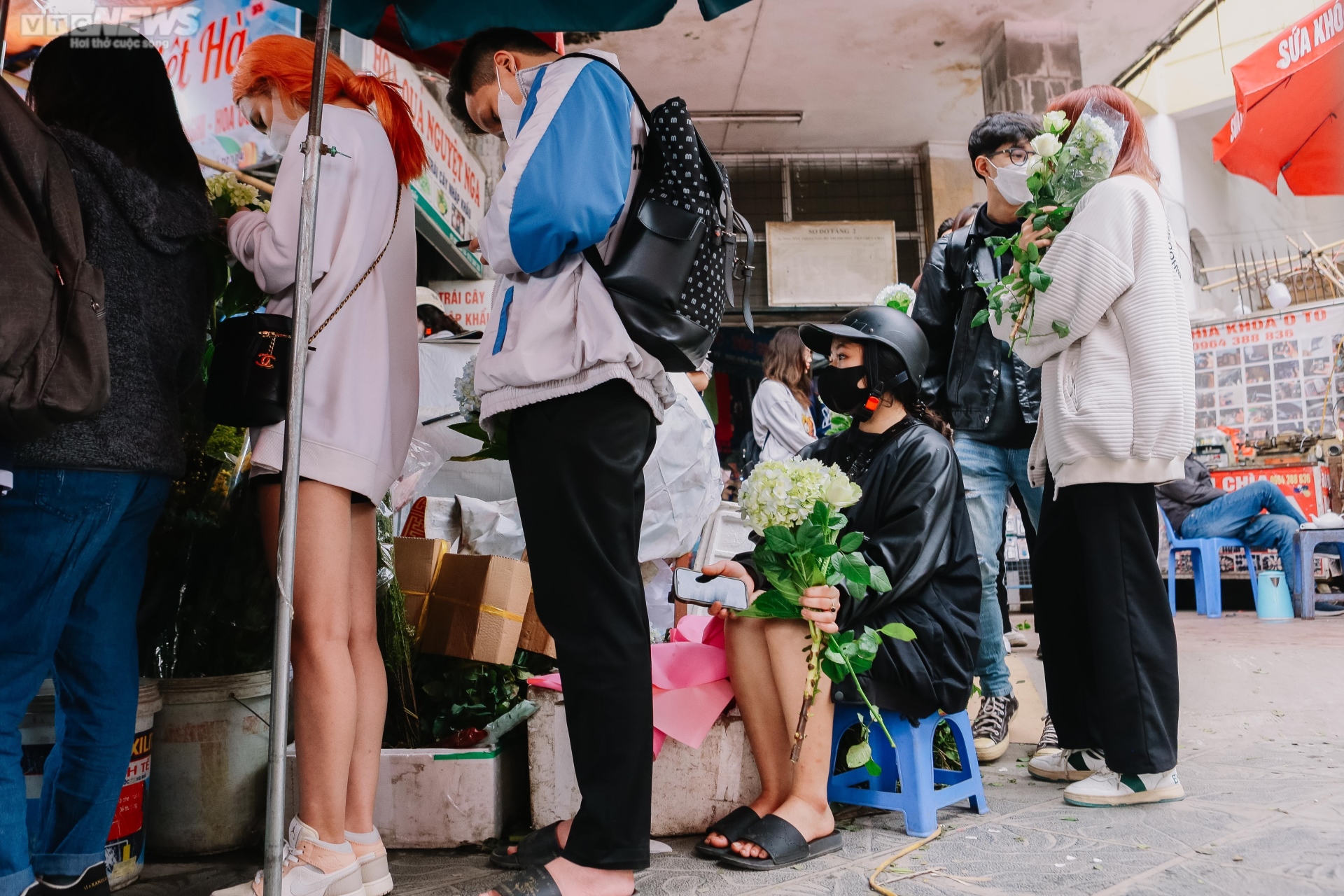 Người Hà Nội xếp hàng chờ cả tiếng đồng hồ để mua hoa ngày 8/3 - 5