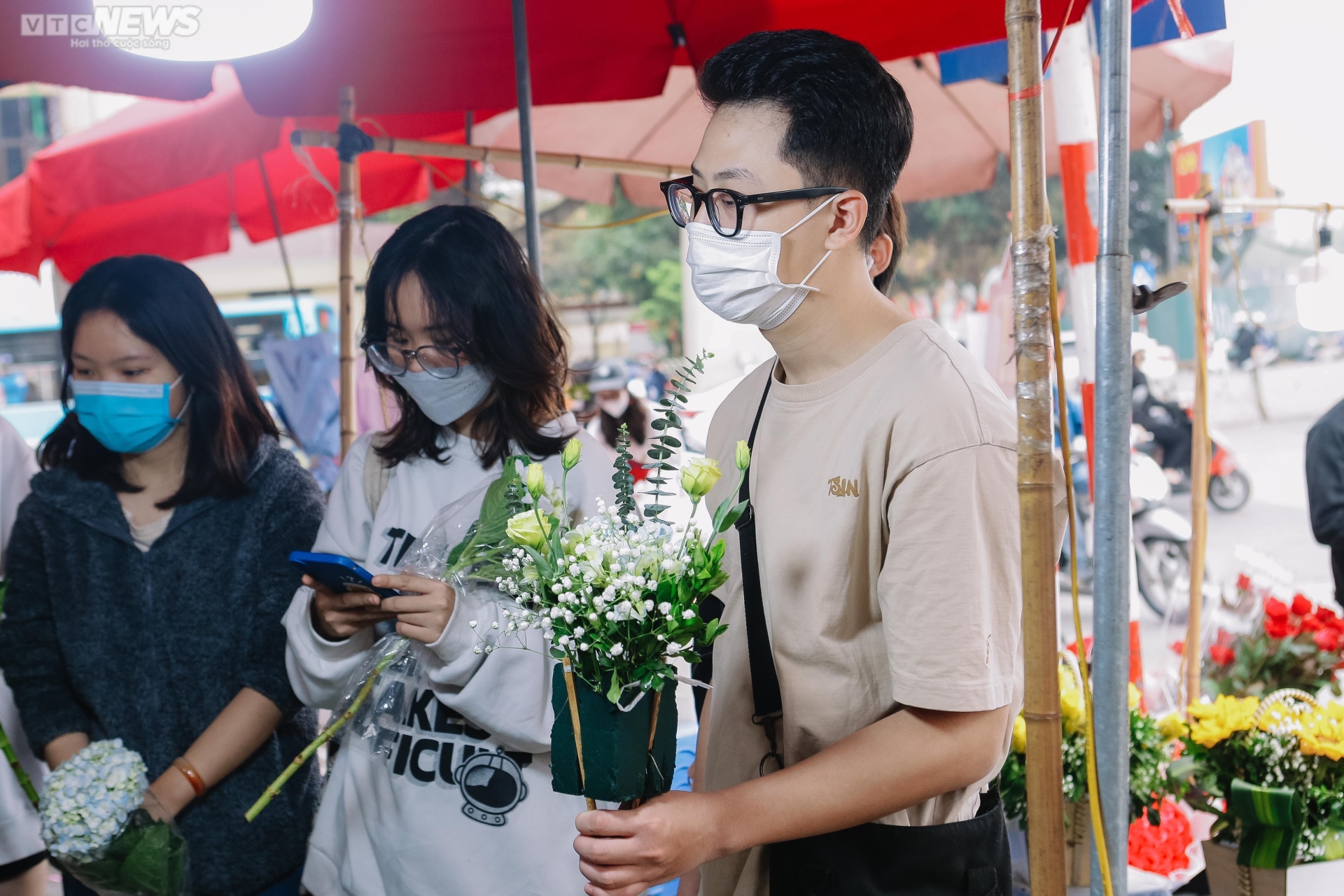 Người Hà Nội xếp hàng chờ cả tiếng đồng hồ để mua hoa ngày 8/3 - 7