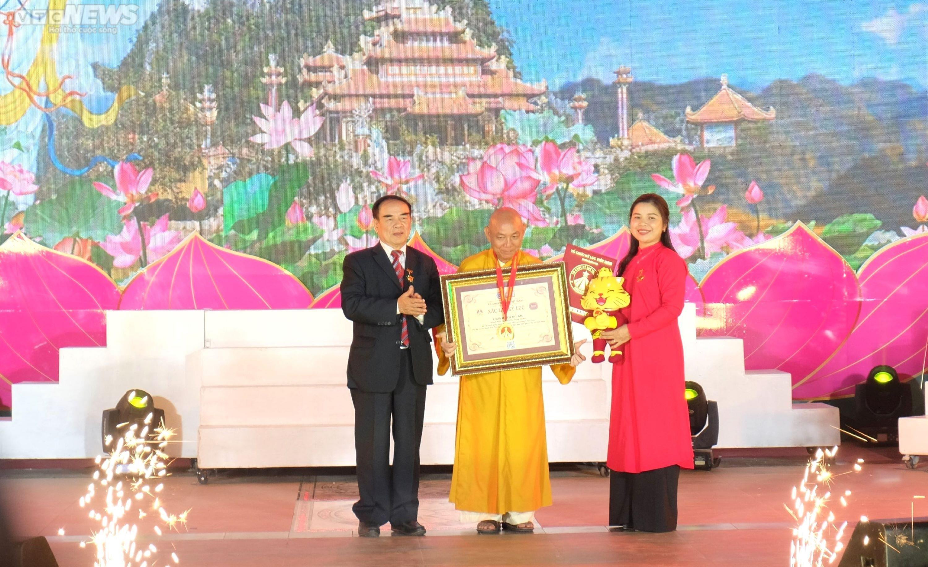 Chiêm ngưỡng bộ tranh sứ độc bản kỷ lục Việt Nam tại Danh thắng Ngũ Hành Sơn - 1