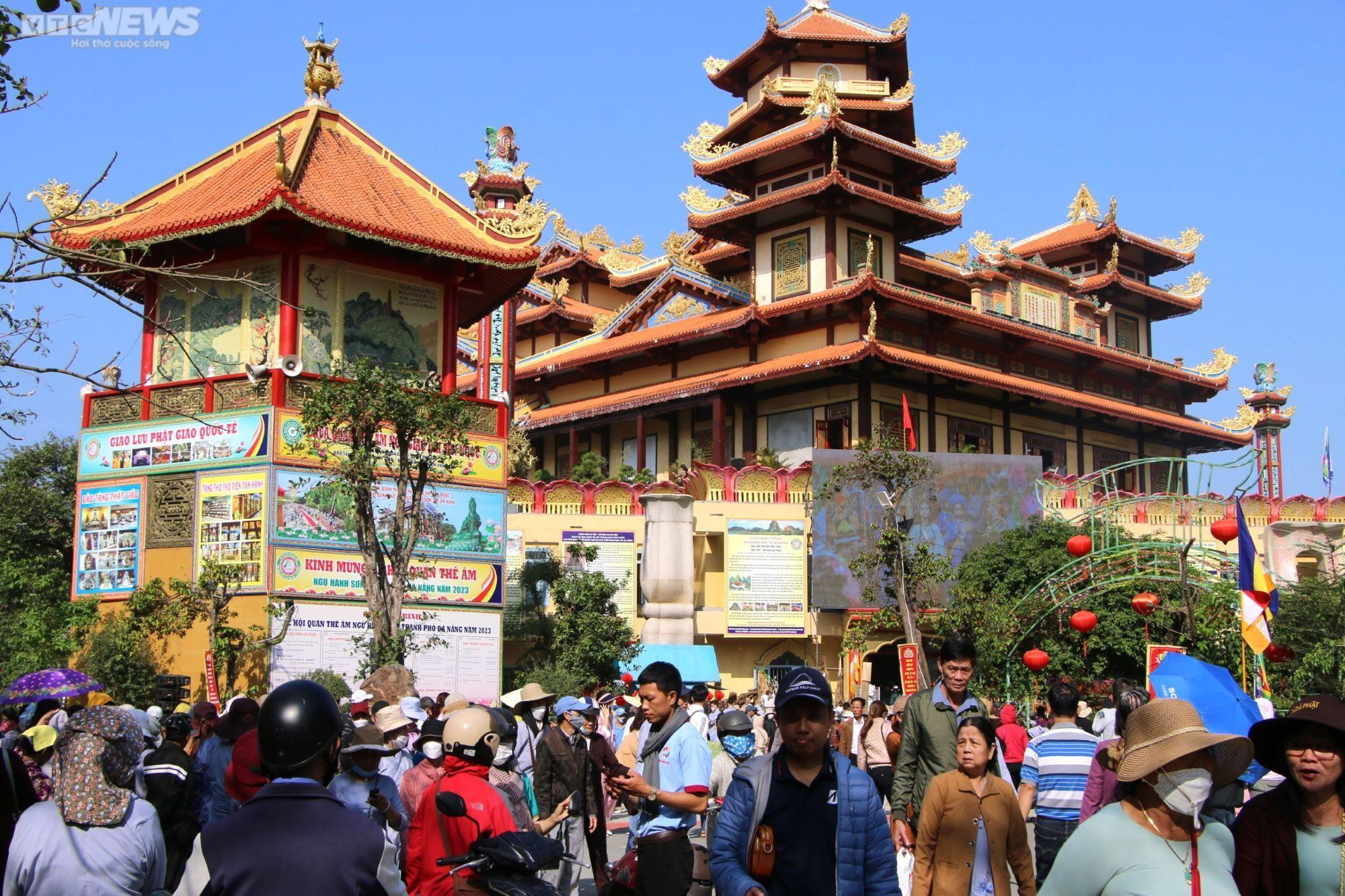 Hàng ngàn người chen chân dự lễ hội Quán Thế Âm - Ngũ Hành Sơn - 2