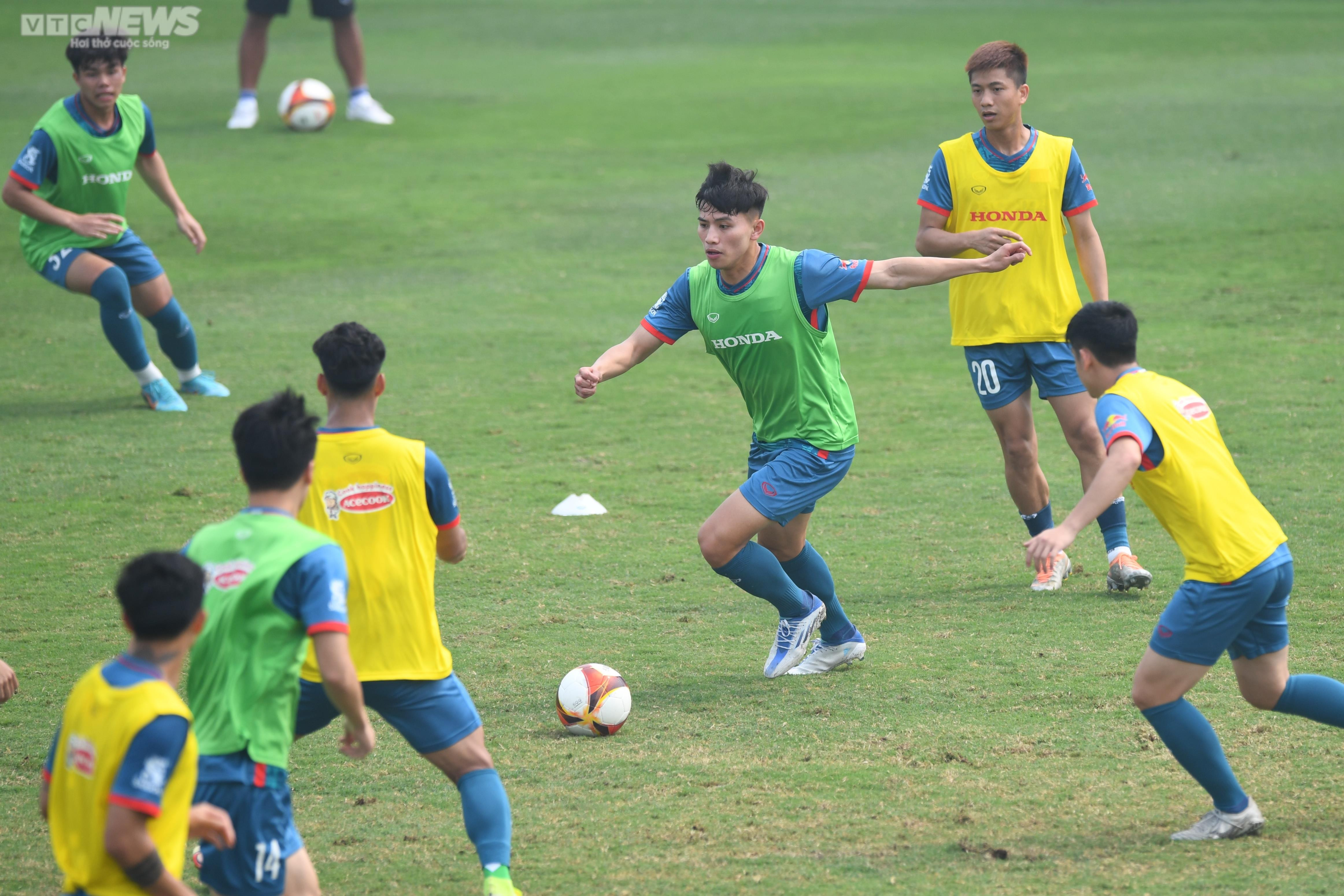 HLV Troussier xếp bàn ăn cho đội tuyển Việt Nam ngay trên sân tập - 9