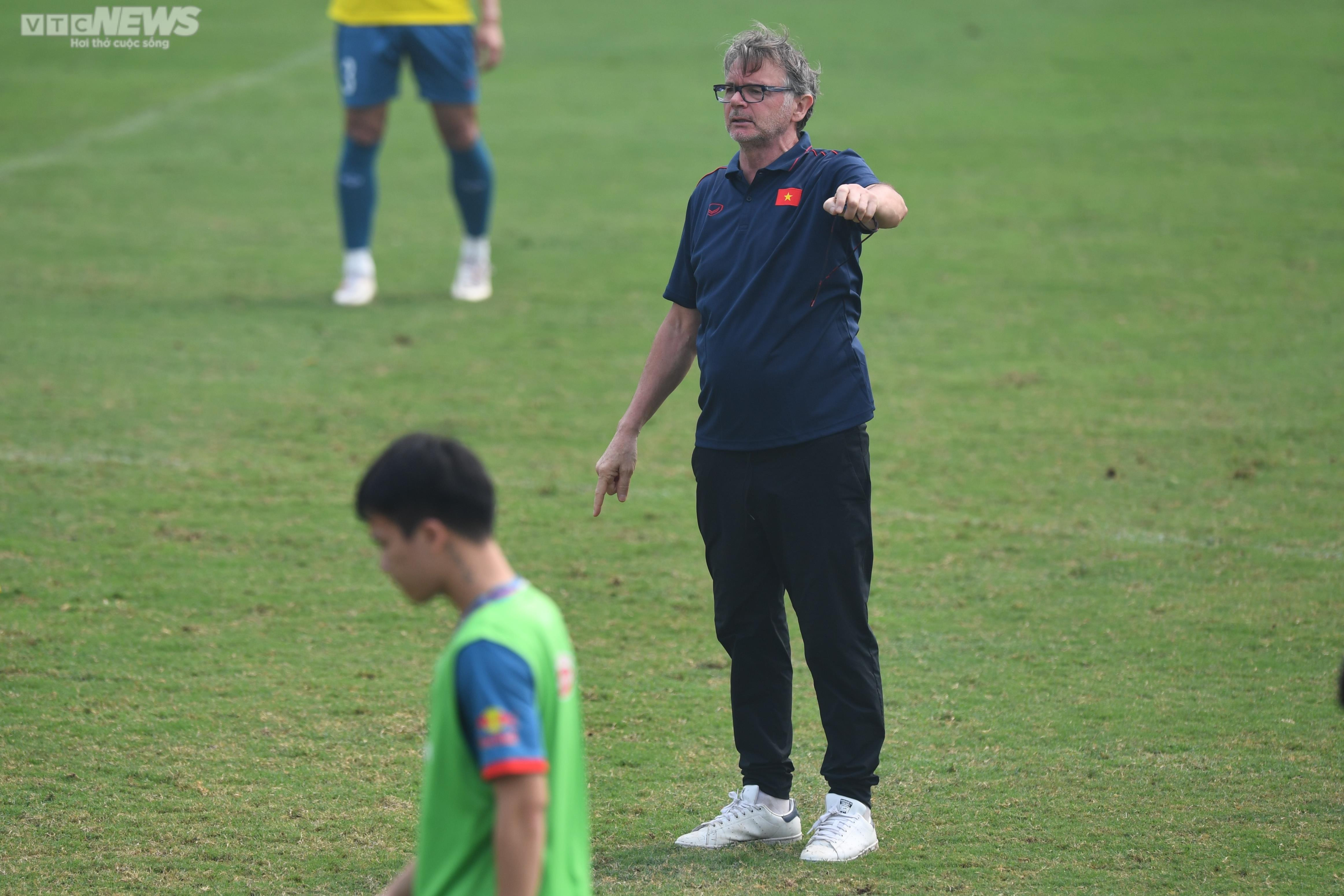 HLV Troussier xếp bàn ăn cho đội tuyển Việt Nam ngay trên sân tập - 4