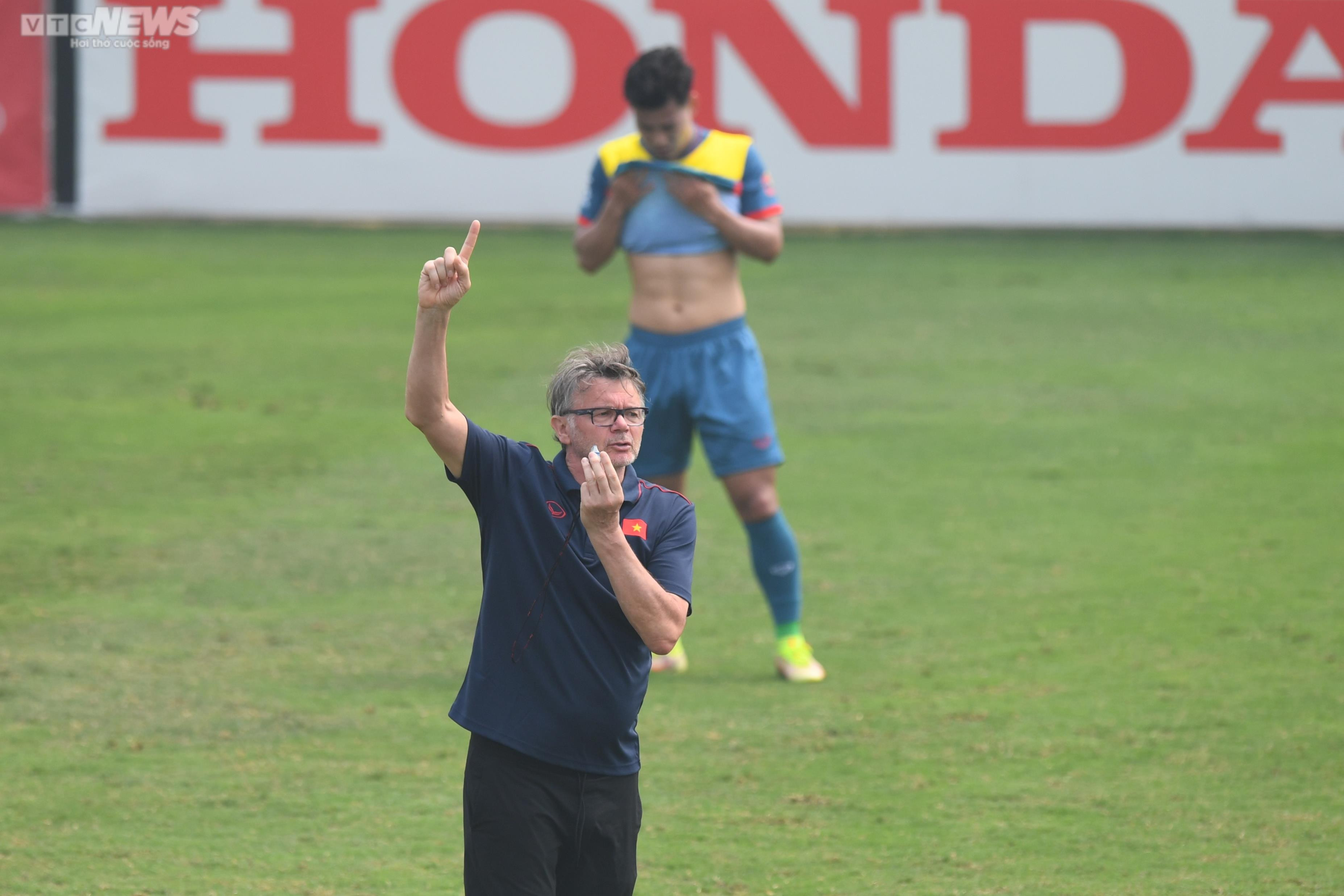 HLV Troussier xếp bàn ăn cho đội tuyển Việt Nam ngay trên sân tập - 5