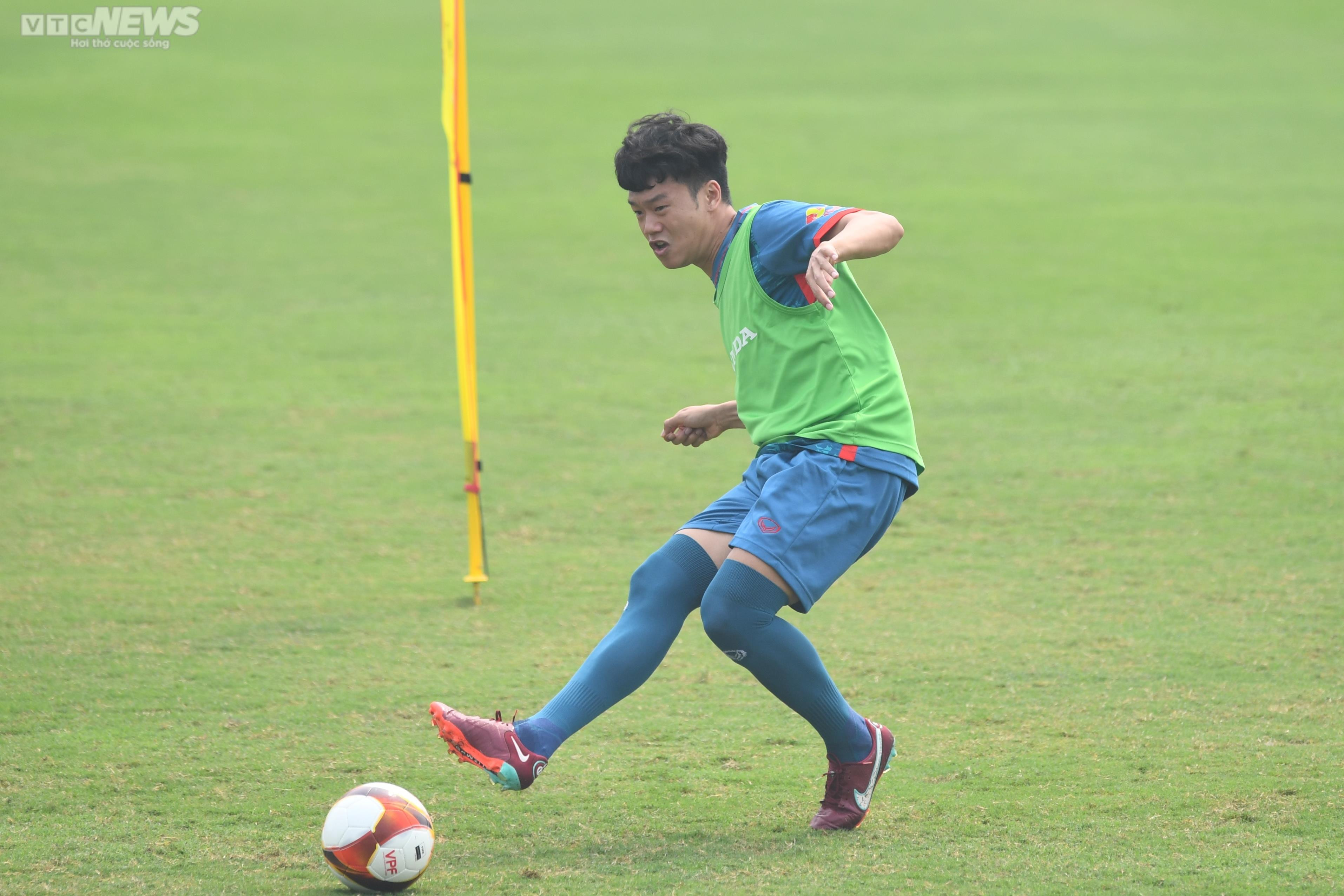 HLV Troussier xếp bàn ăn cho đội tuyển Việt Nam ngay trên sân tập - 7