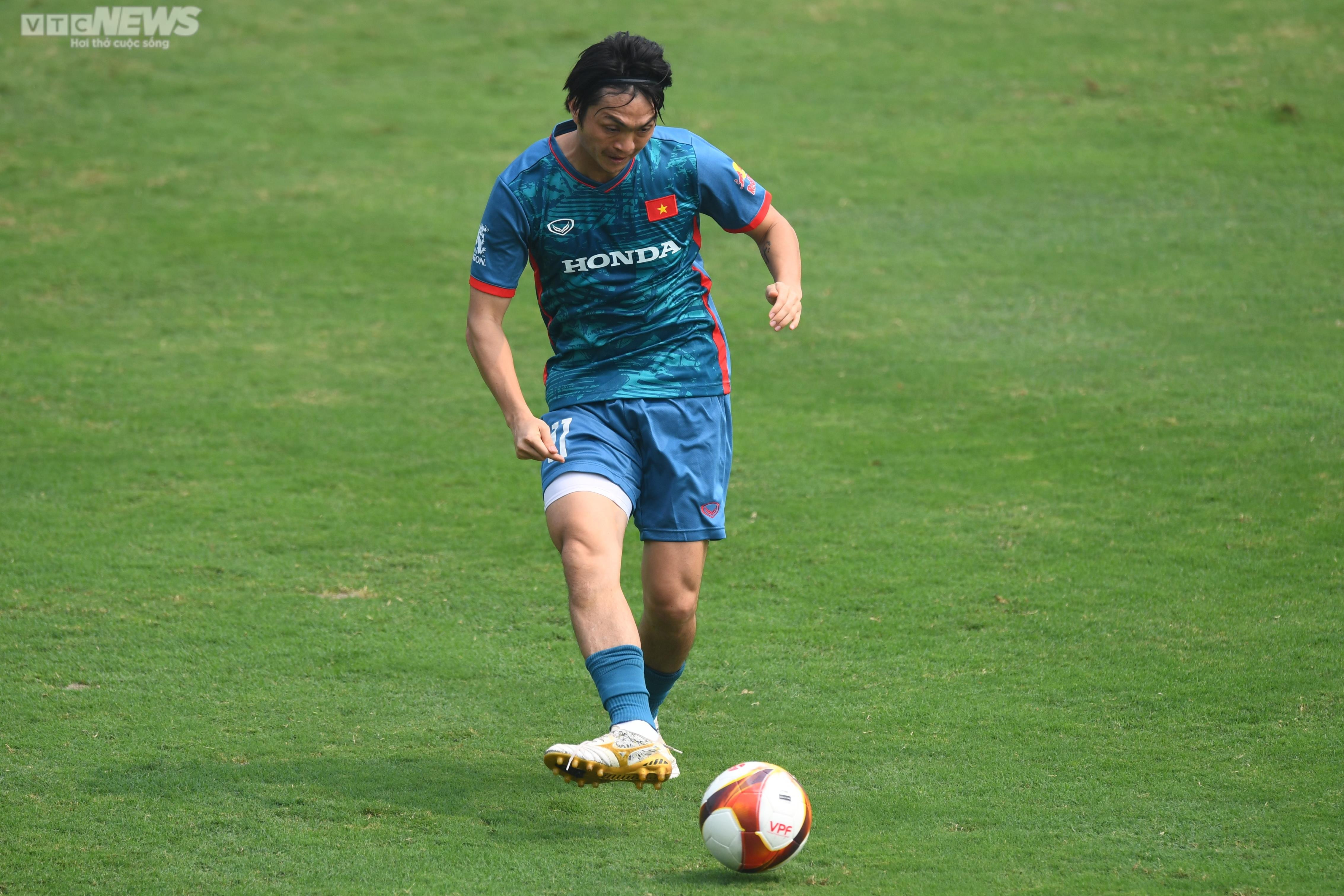 HLV Troussier xếp bàn ăn cho đội tuyển Việt Nam ngay trên sân tập - 8