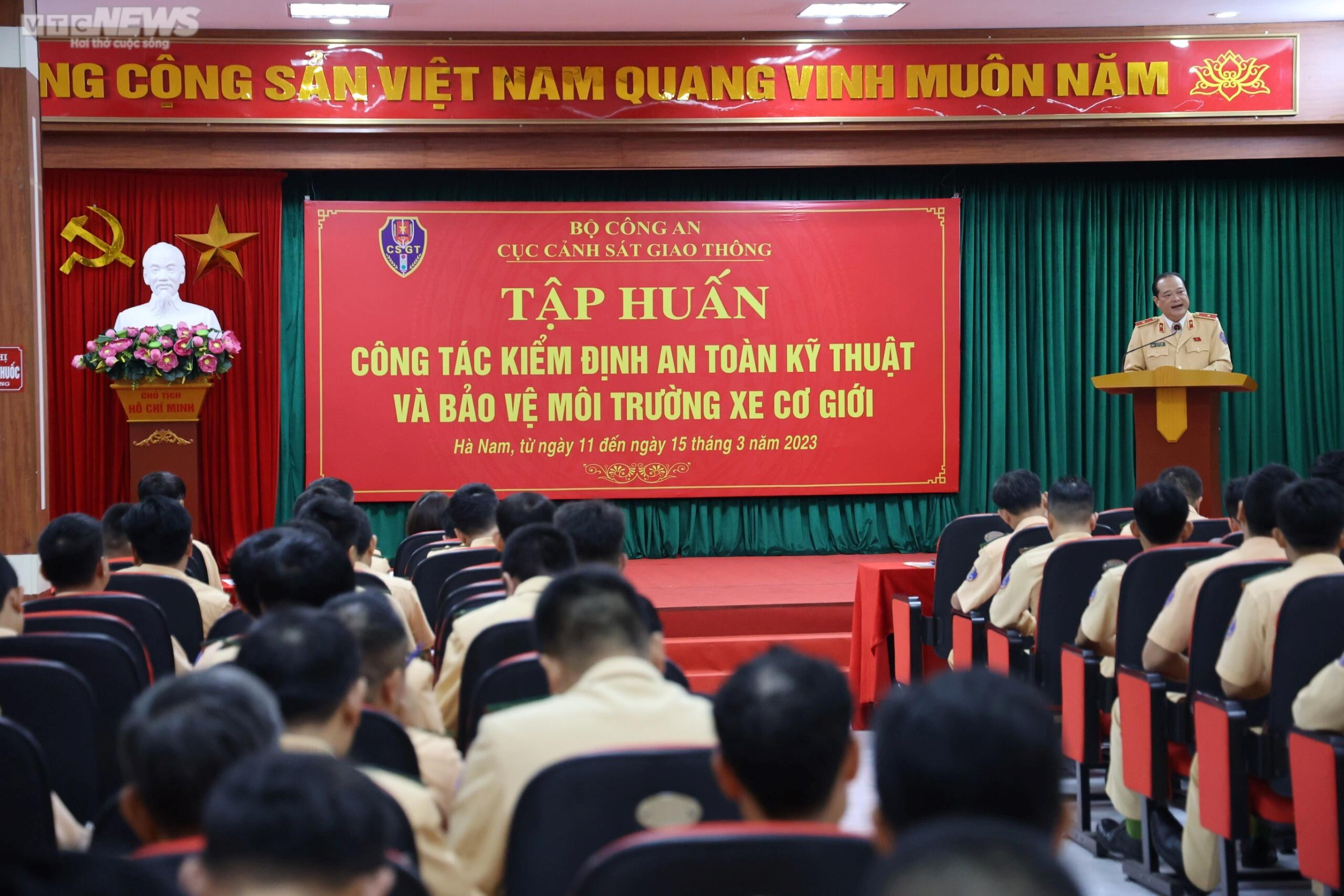 50 cảnh sát giao thông bắt đầu hỗ trợ các trung tâm đăng kiểm ở Hà Nội và TP.HCM - 1