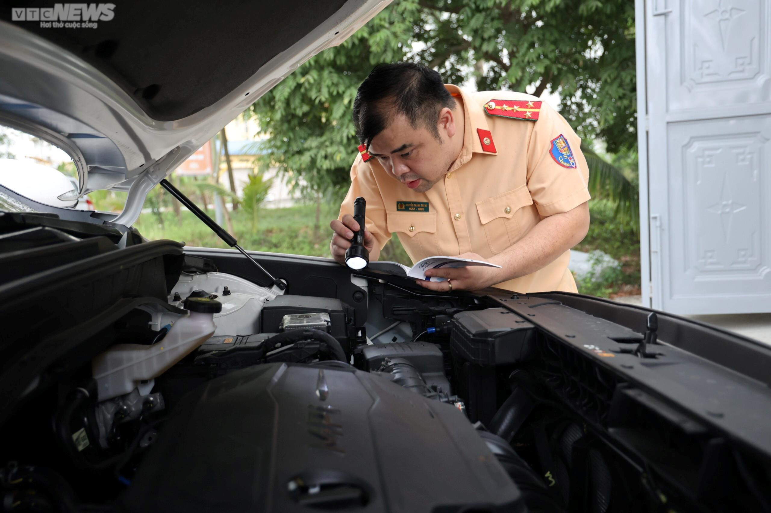 50 cảnh sát giao thông bắt đầu hỗ trợ các trung tâm đăng kiểm ở Hà Nội và TP.HCM - 3