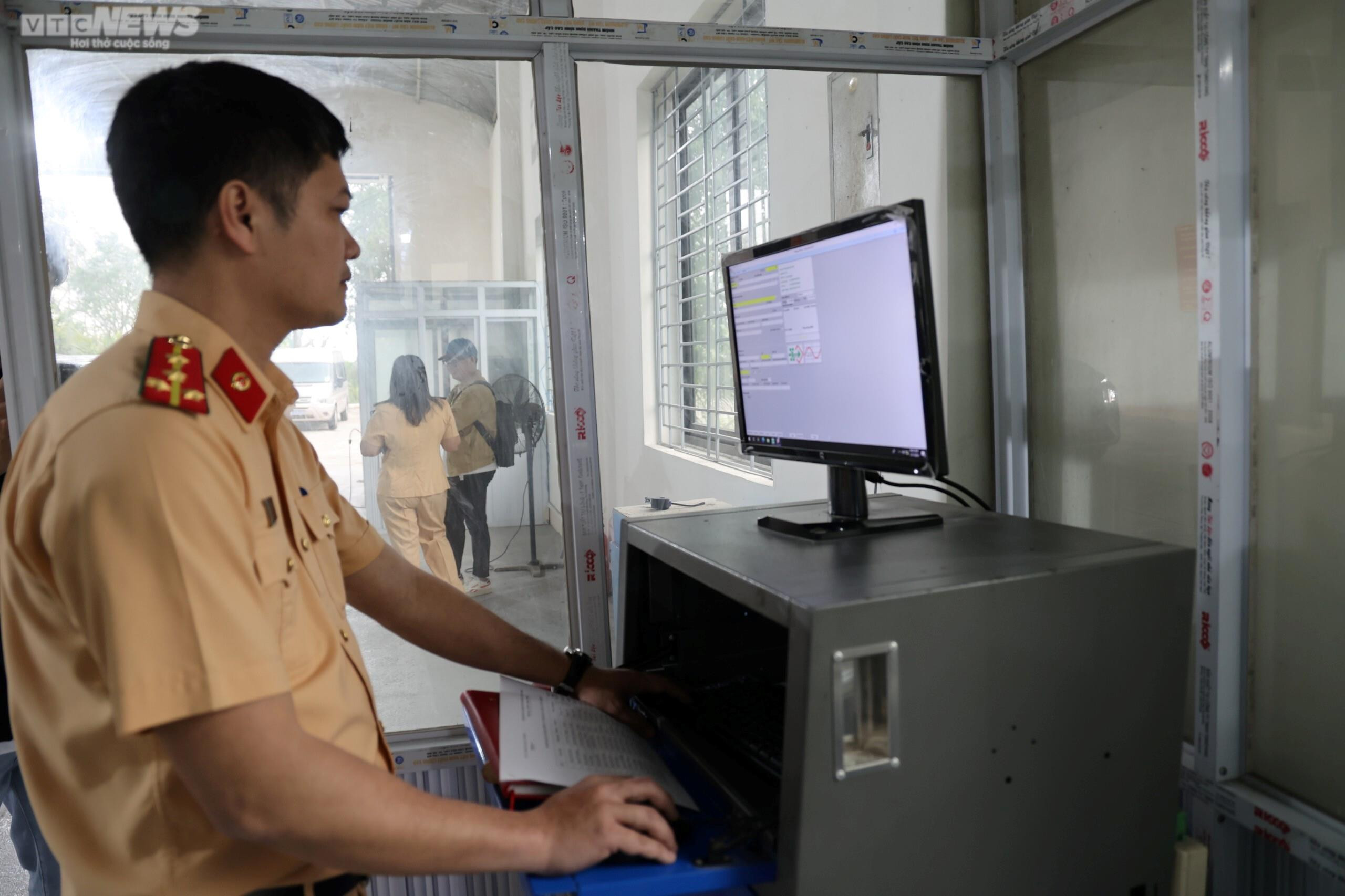 50 cảnh sát giao thông bắt đầu hỗ trợ các trung tâm đăng kiểm ở Hà Nội và TP.HCM - 7