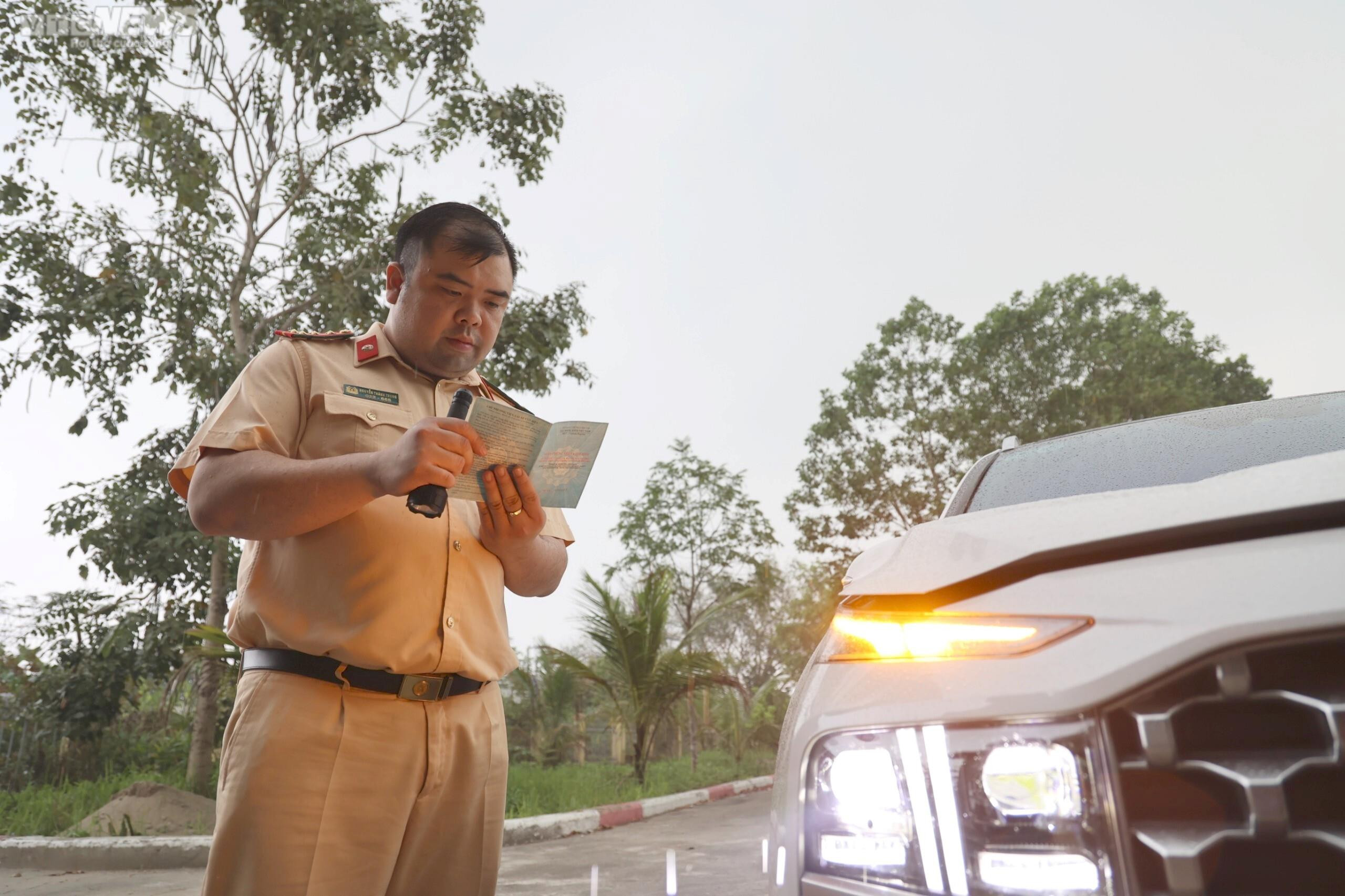 50 cảnh sát giao thông bắt đầu hỗ trợ các trung tâm đăng kiểm ở Hà Nội và TP.HCM - 2