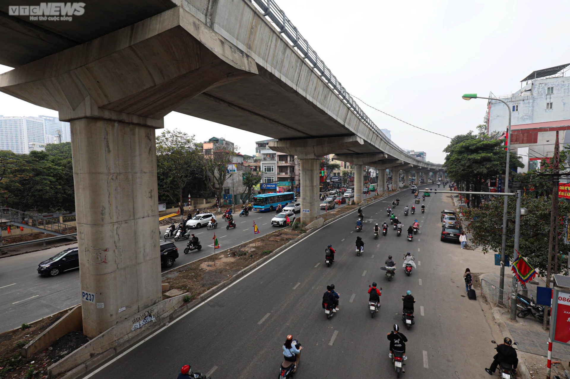 Tuyến đường sắt Nhổn - ga Hà Nội biến thành bãi chứa rác thải, phế liệu - 2