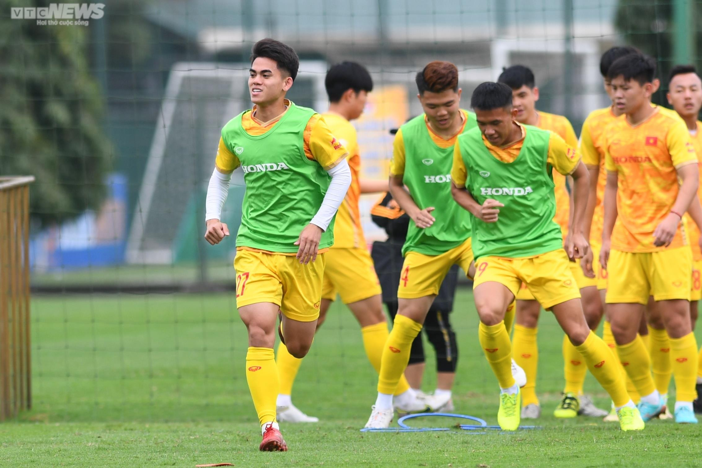 Văn Khang, Quốc Việt tự tin phô diễn kỹ thuật trước đàn anh U23 Việt Nam - 4