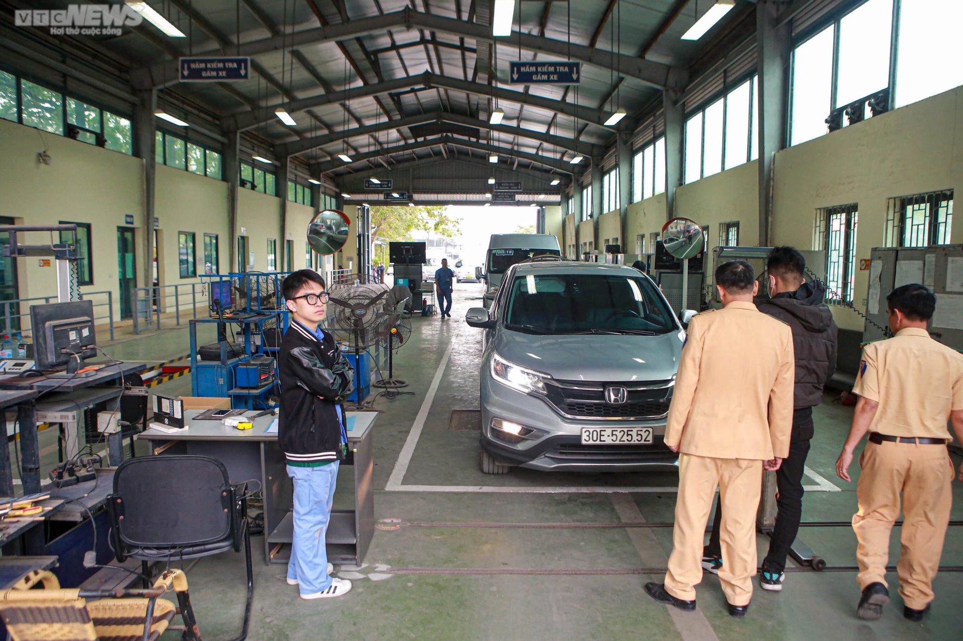 Trung tâm đăng kiểm phát phiếu hẹn, tài xế thoát cảnh xếp hàng chờ 'khám' xe - 11