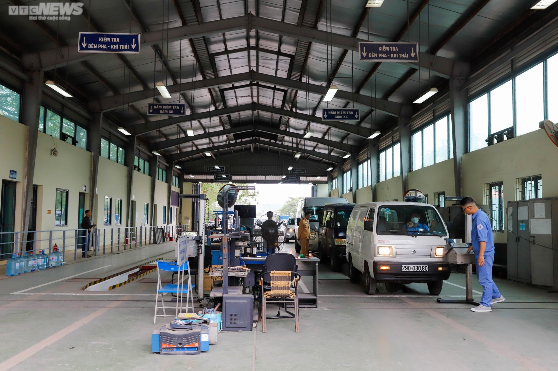 Trung tâm đăng kiểm phát phiếu hẹn, tài xế thoát cảnh xếp hàng chờ 'khám' xe - 16