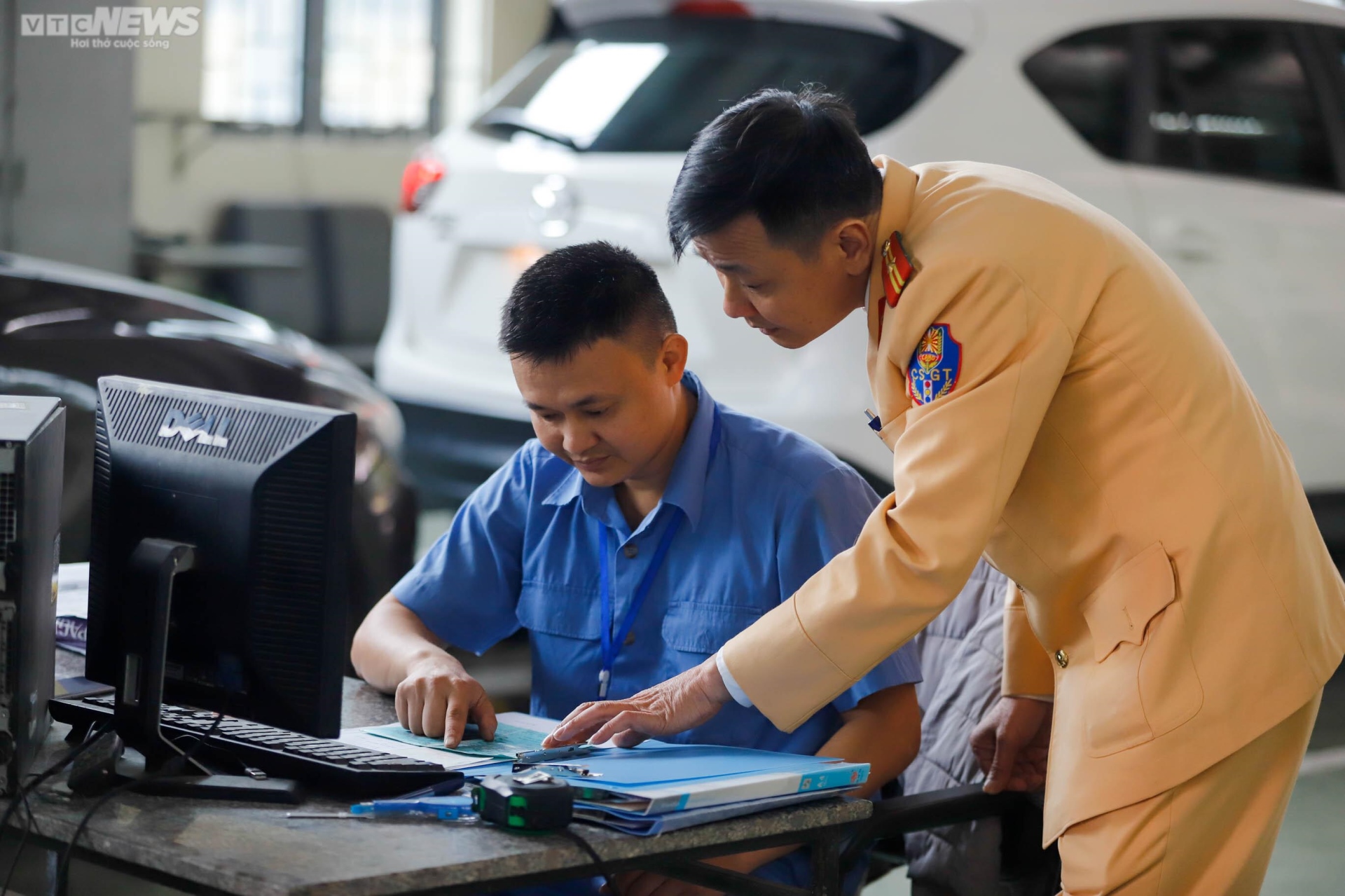 Trung tâm đăng kiểm phát phiếu hẹn, tài xế thoát cảnh xếp hàng chờ 'khám' xe - 14