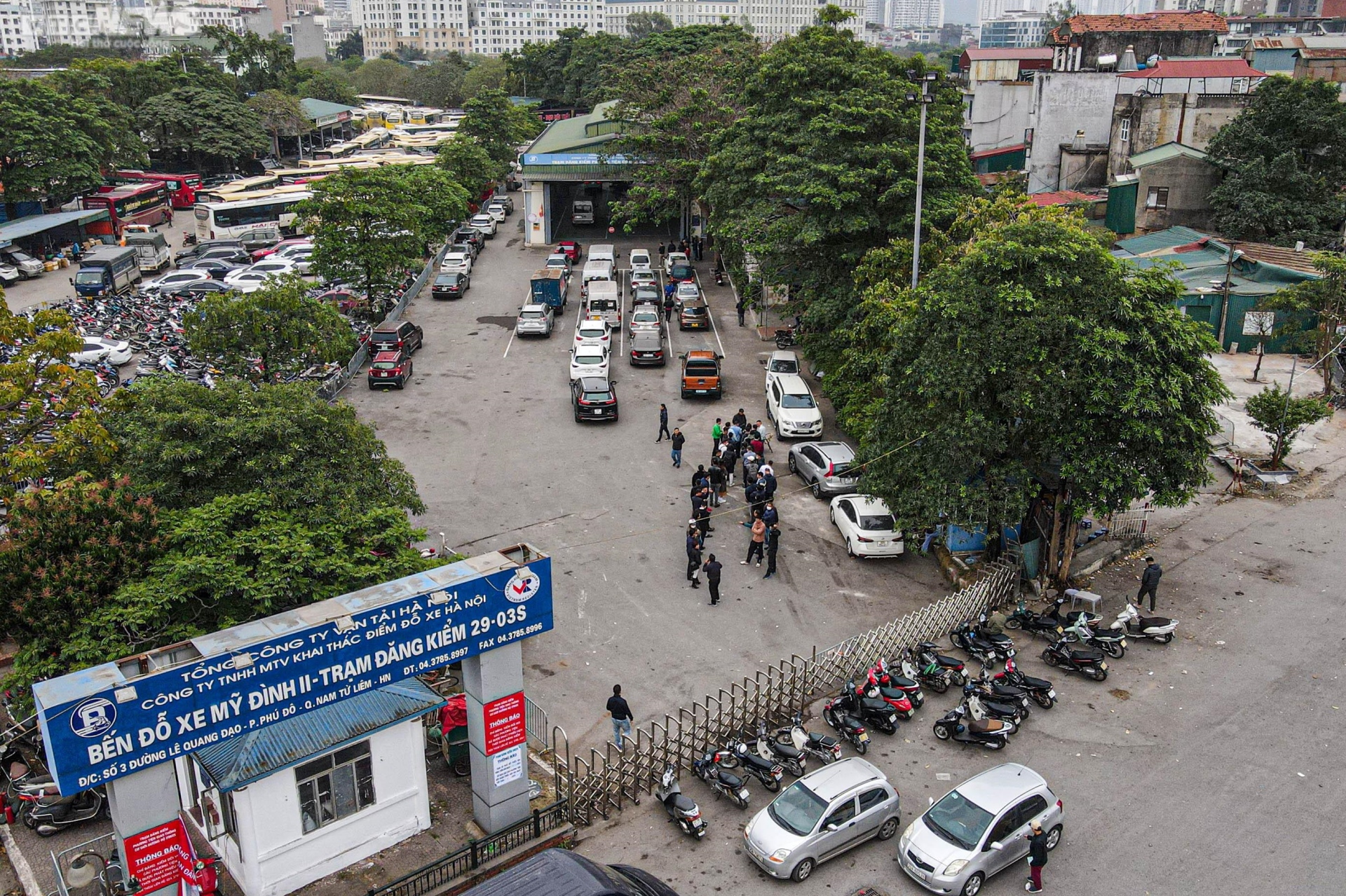 Trung tâm đăng kiểm phát phiếu hẹn, tài xế thoát cảnh xếp hàng chờ 'khám' xe - 1