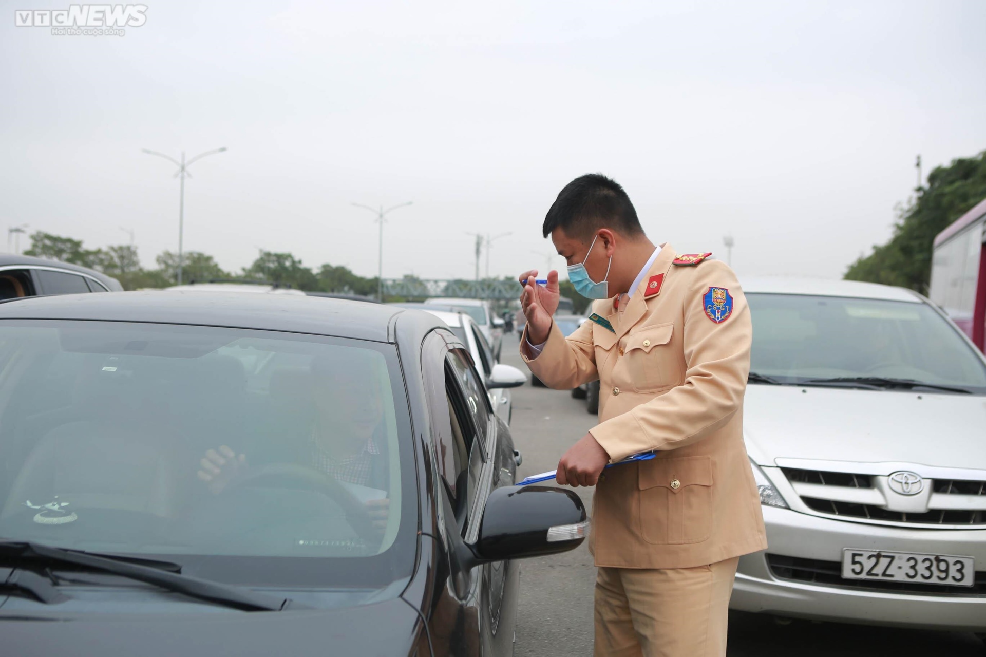 Trung tâm đăng kiểm phát phiếu hẹn, tài xế thoát cảnh xếp hàng chờ 'khám' xe - 5