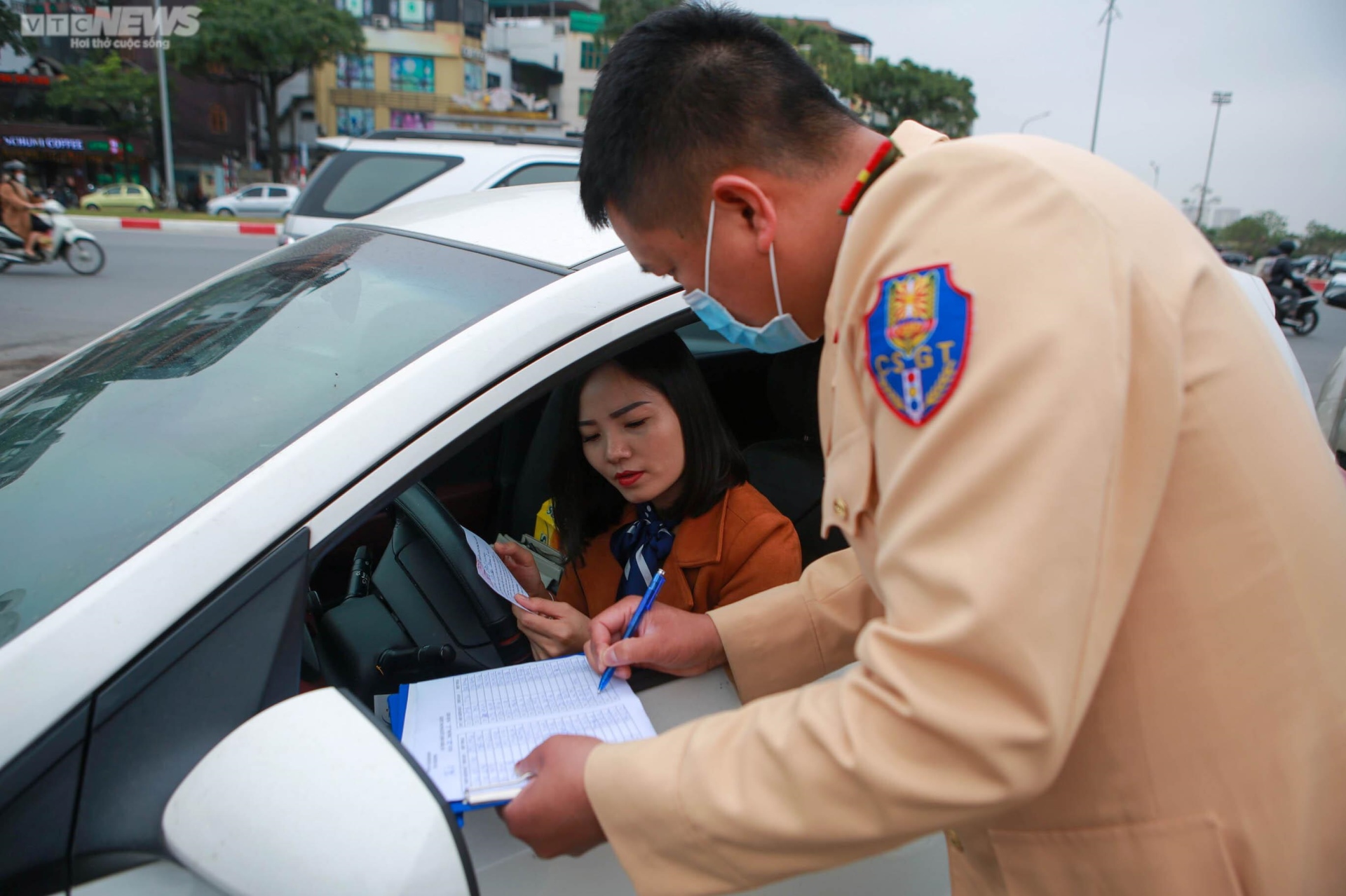 Trung tâm đăng kiểm phát phiếu hẹn, tài xế thoát cảnh xếp hàng chờ 'khám' xe - 8