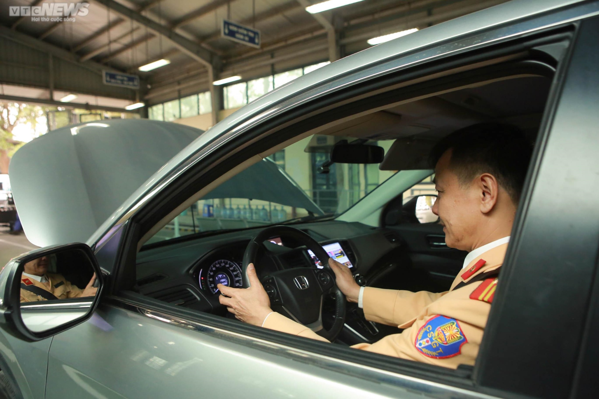 Trung tâm đăng kiểm phát phiếu hẹn, tài xế thoát cảnh xếp hàng chờ 'khám' xe - 15