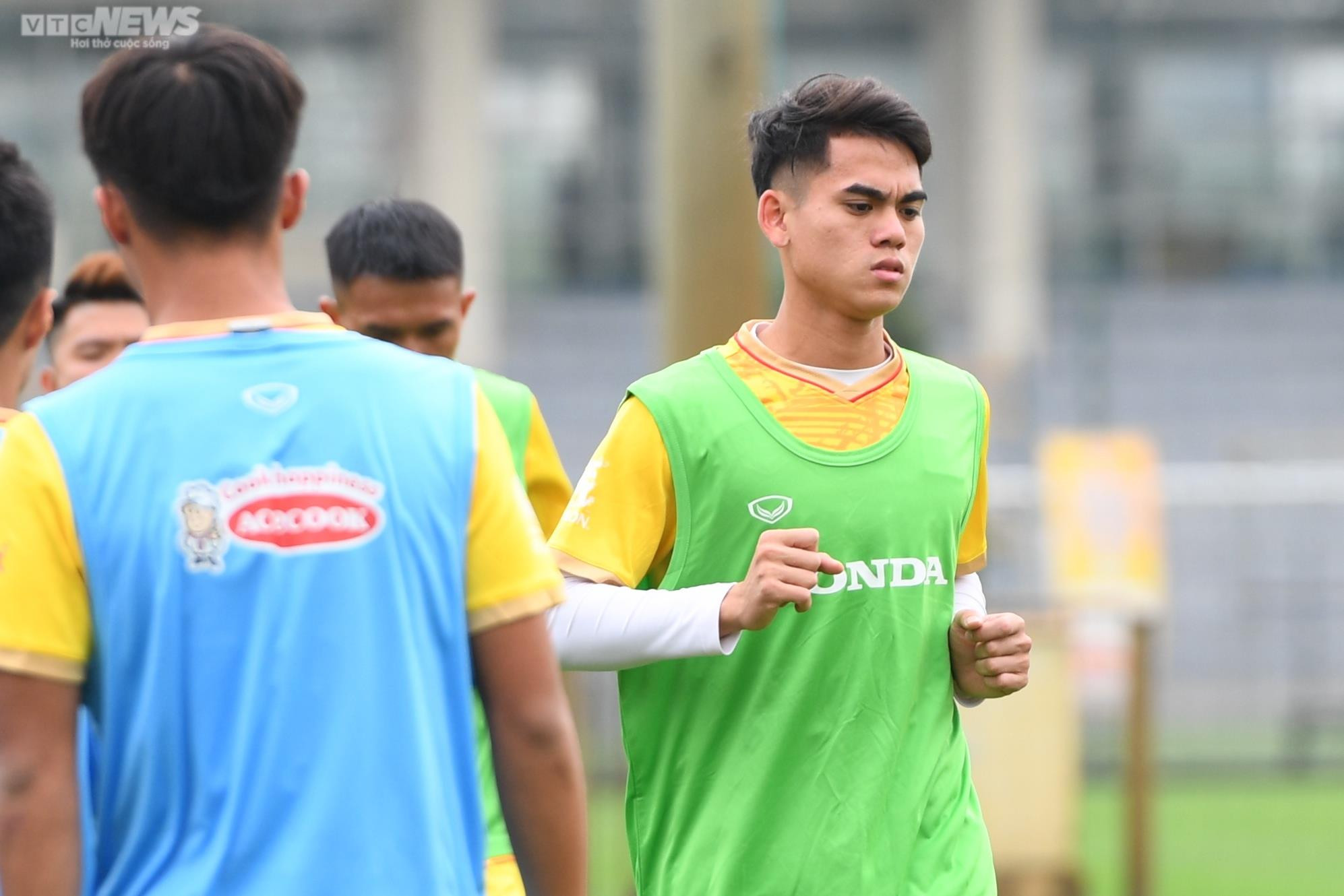 Văn Khang, Quốc Việt tự tin phô diễn kỹ thuật trước đàn anh U23 Việt Nam - 1