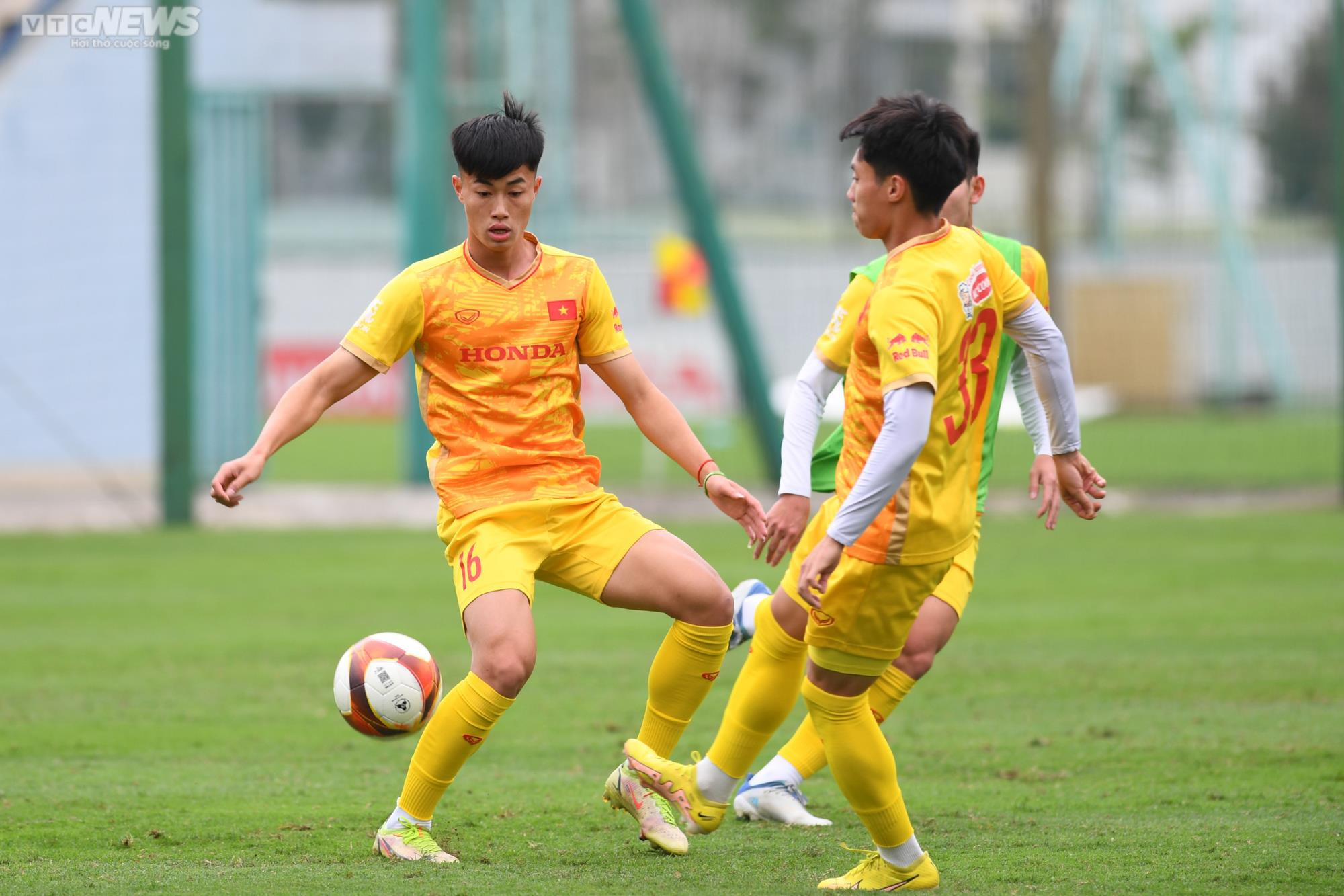 Văn Khang, Quốc Việt tự tin phô diễn kỹ thuật trước đàn anh U23 Việt Nam - 2
