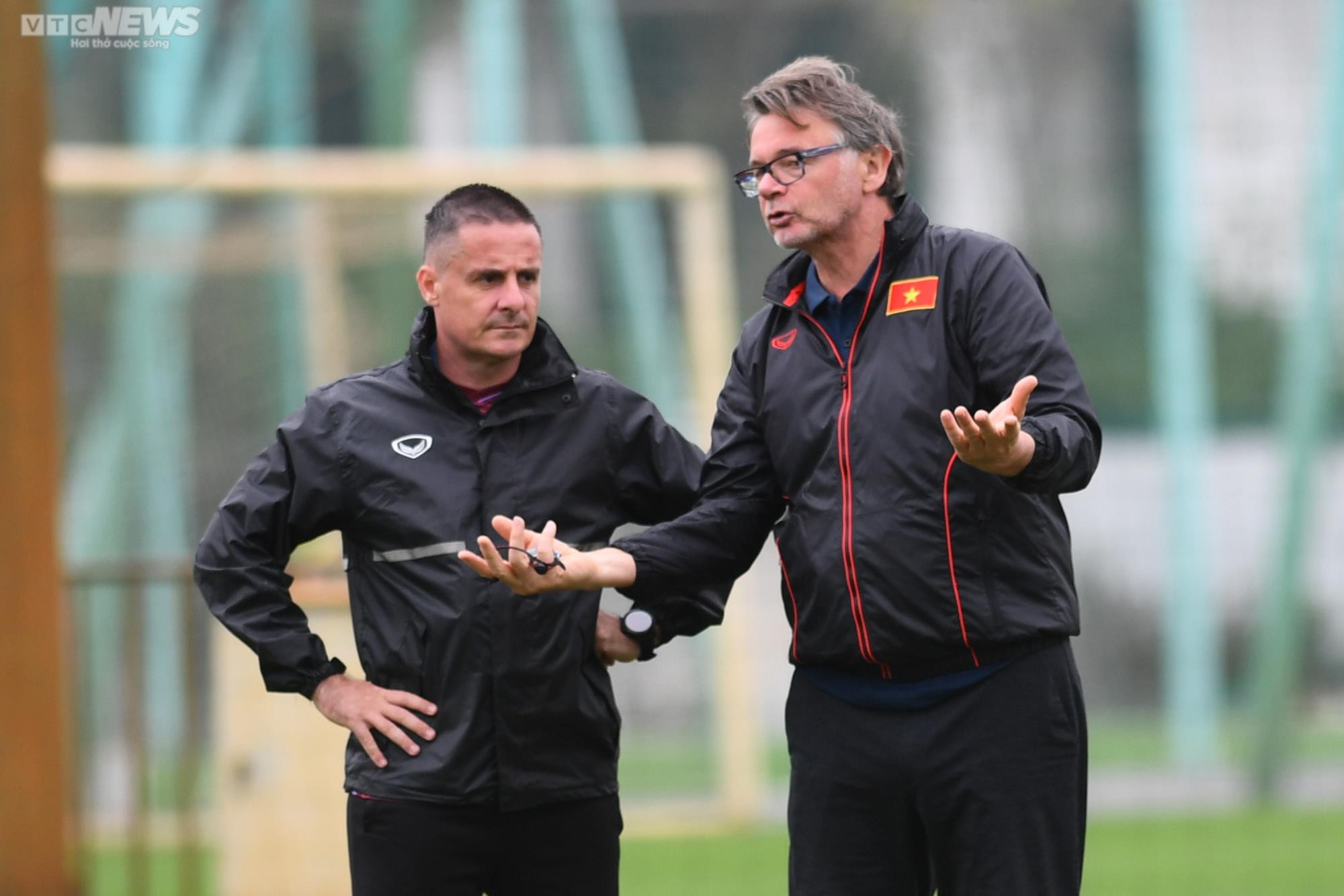 Văn Khang, Quốc Việt tự tin phô diễn kỹ thuật trước đàn anh U23 Việt Nam - 11