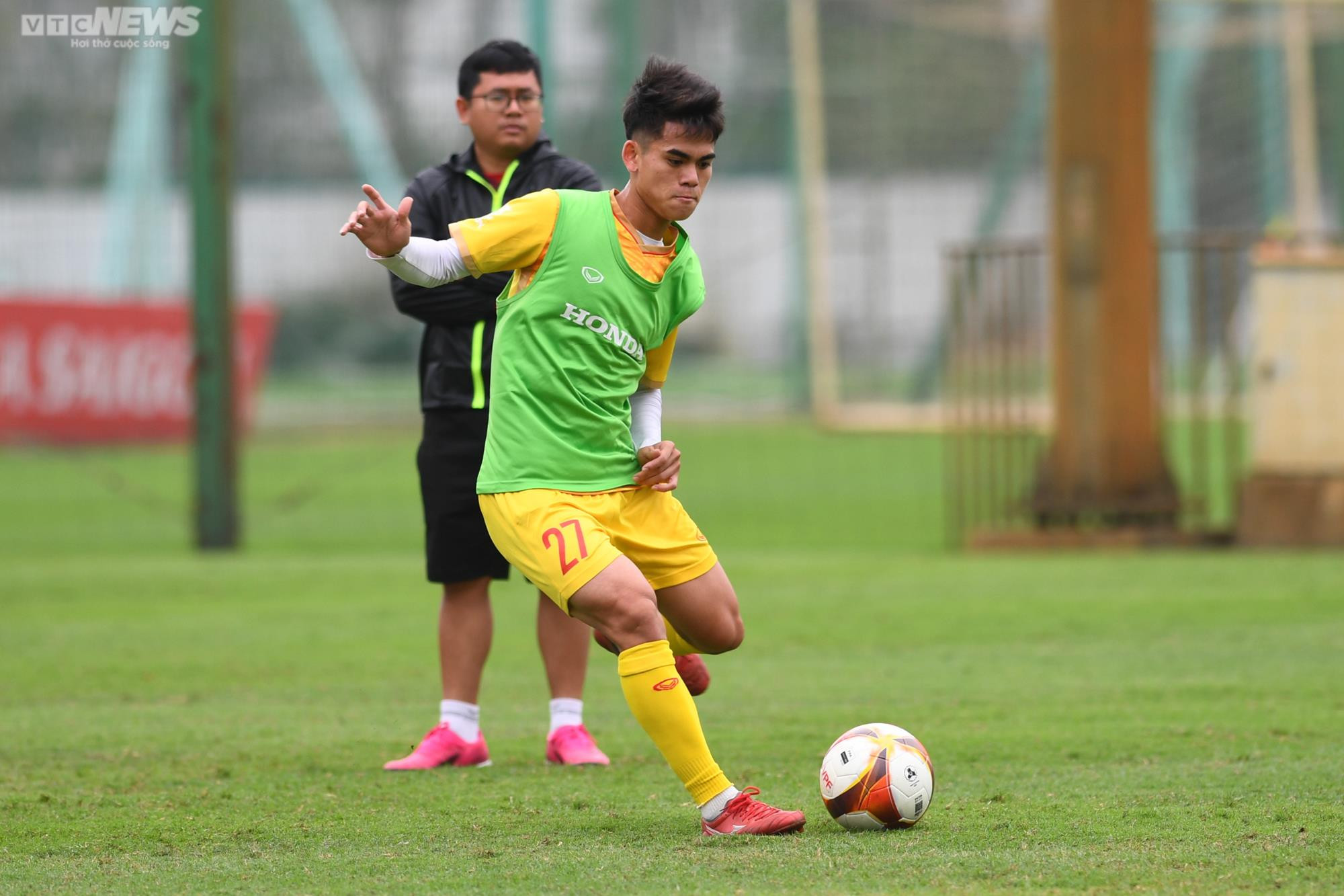 Văn Khang, Quốc Việt tự tin phô diễn kỹ thuật trước đàn anh U23 Việt Nam - 3