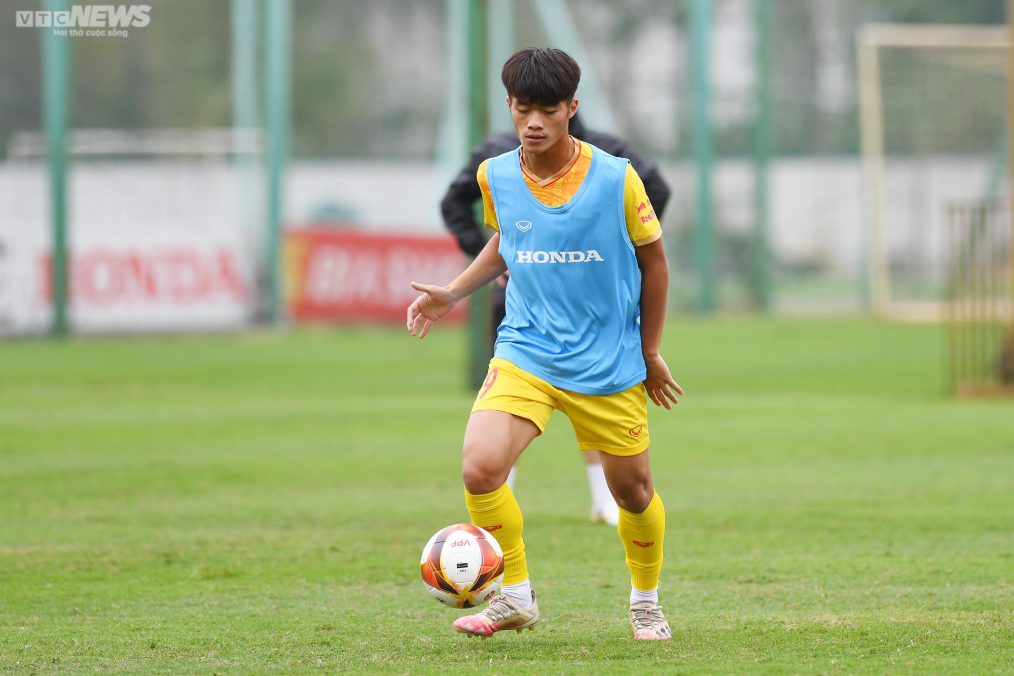 Văn Khang, Quốc Việt tự tin phô diễn kỹ thuật trước đàn anh U23 Việt Nam - 6