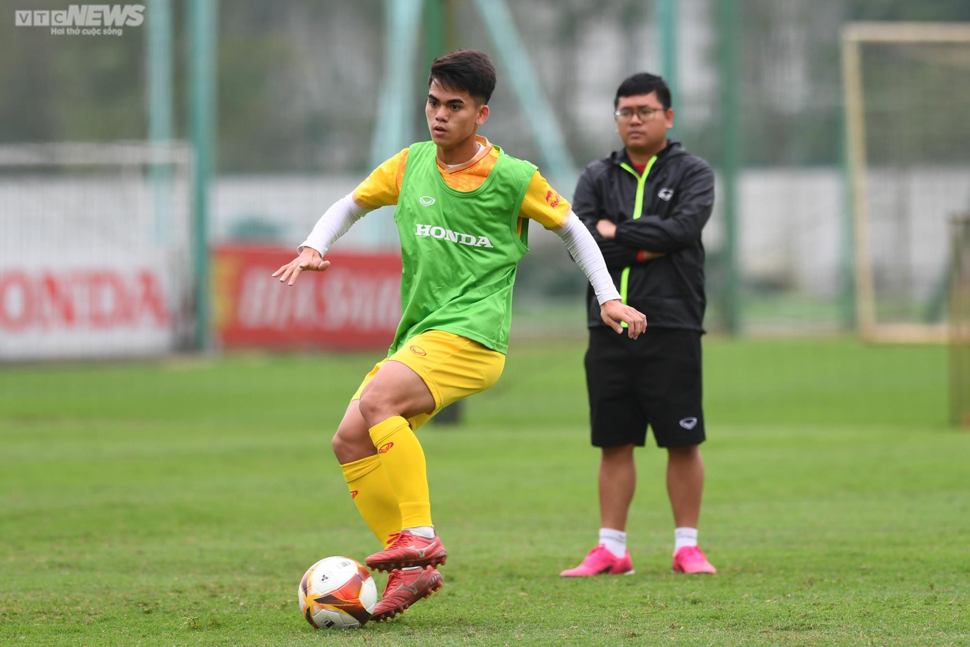 Văn Khang, Quốc Việt tự tin phô diễn kỹ thuật trước đàn anh U23 Việt Nam - 7