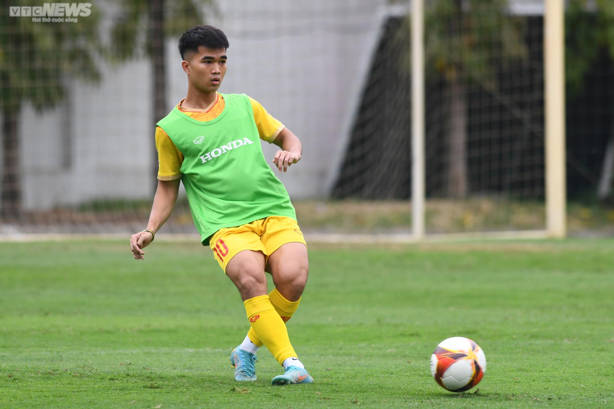 Văn Khang, Quốc Việt tự tin phô diễn kỹ thuật trước đàn anh U23 Việt Nam - 10