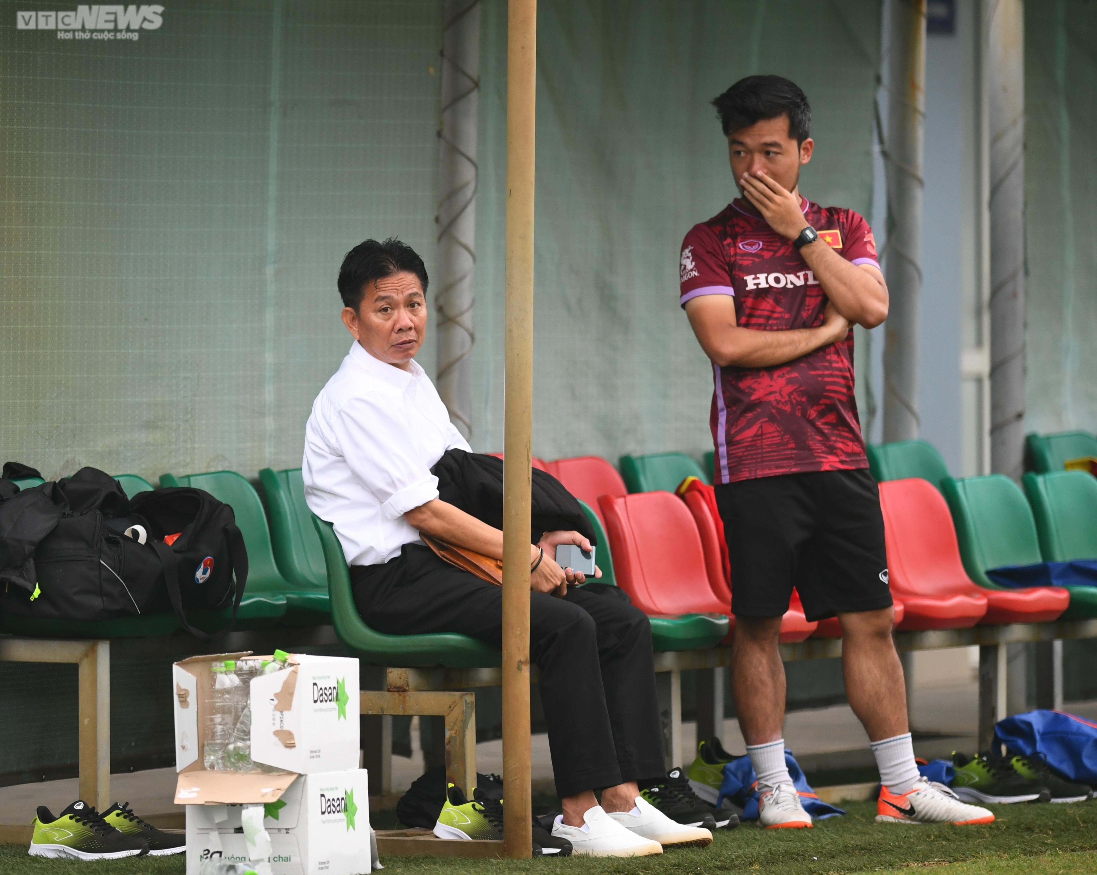 HLV Hoàng Anh Tuấn 'dự giờ', U23 Việt Nam tập bài lạ của ông Troussier - 4