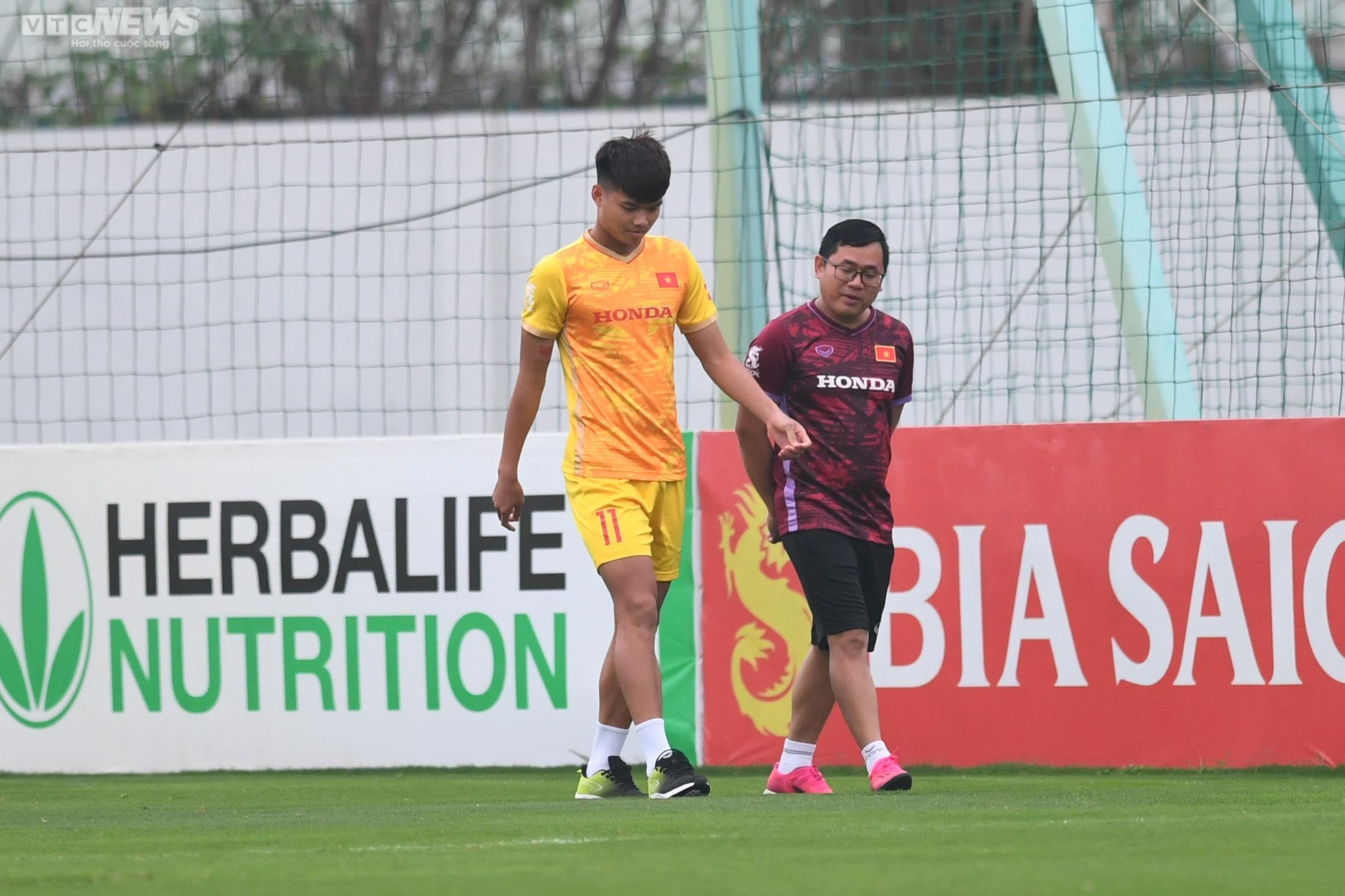 HLV Hoàng Anh Tuấn 'dự giờ', U23 Việt Nam tập bài lạ của ông Troussier - 2