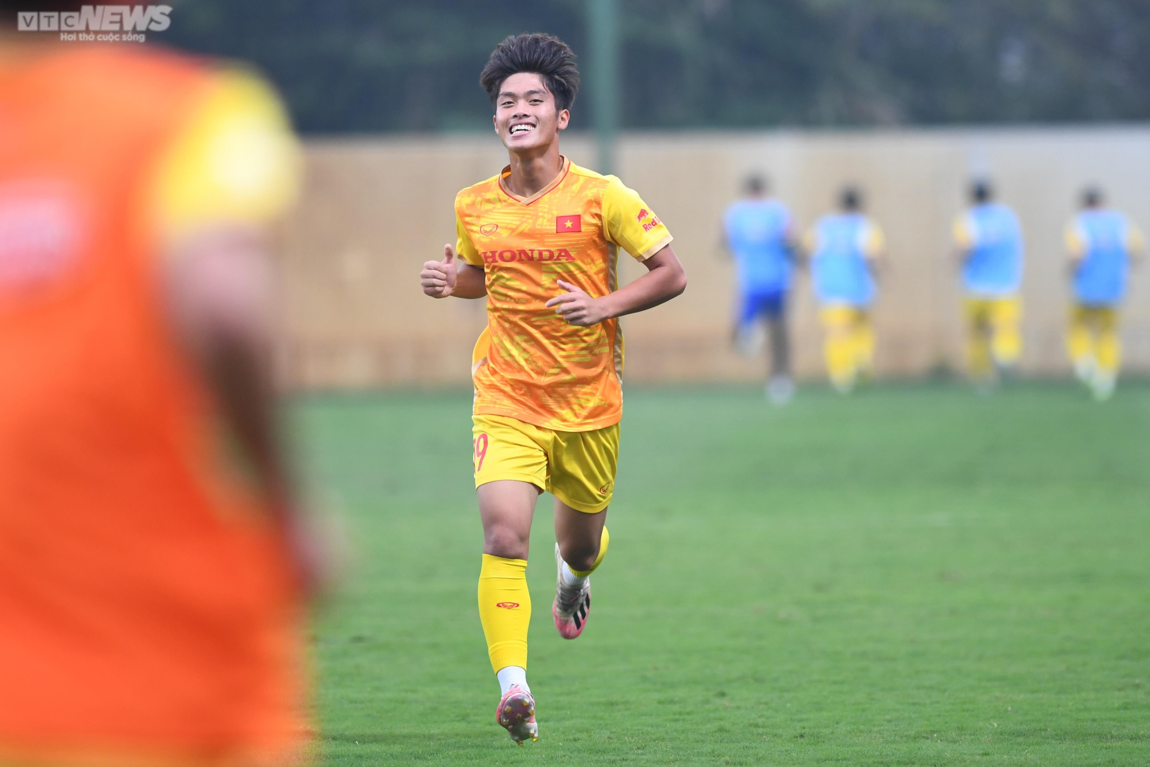 HLV Hoàng Anh Tuấn 'dự giờ', U23 Việt Nam tập bài lạ của ông Troussier - 1