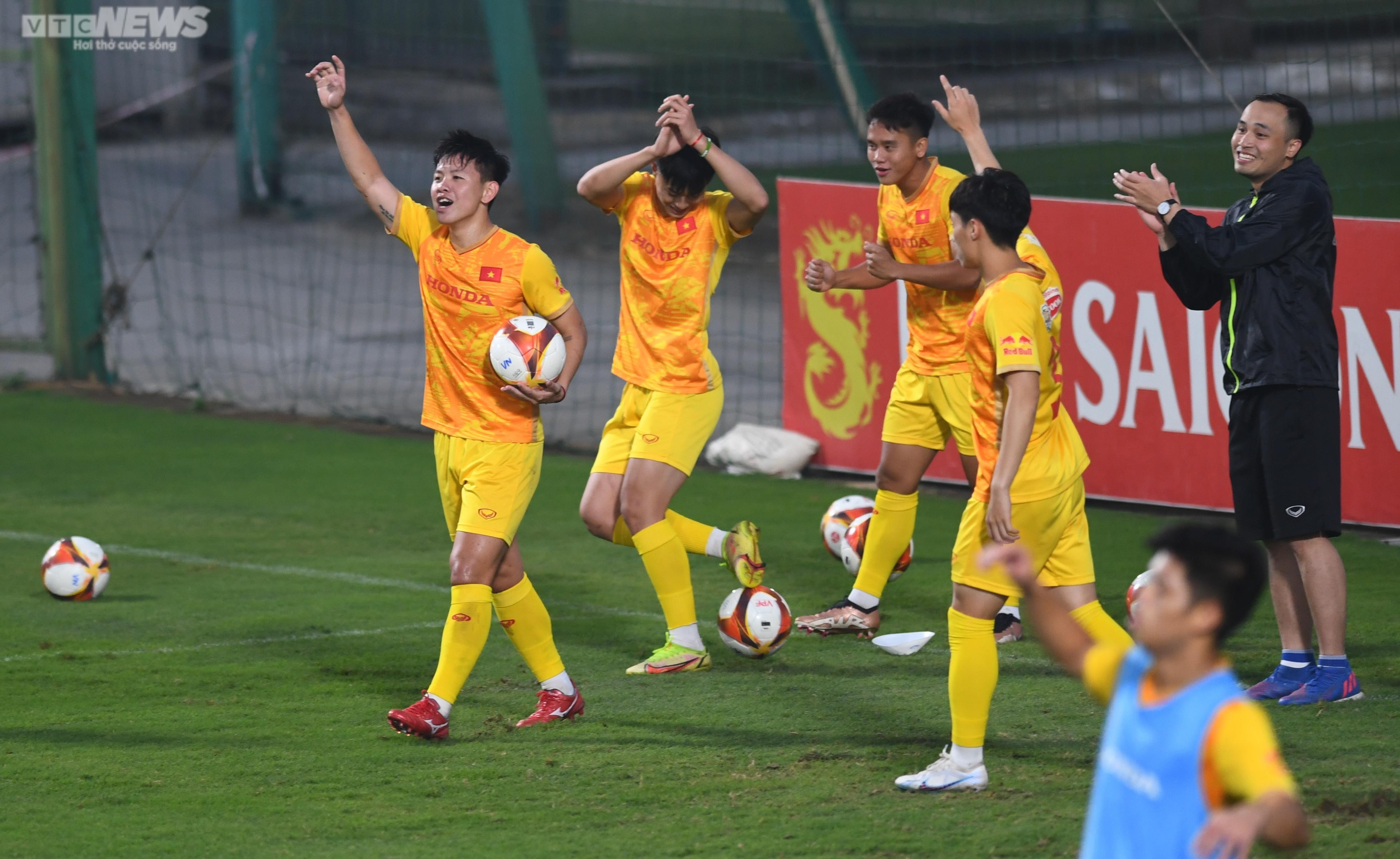 HLV Hoàng Anh Tuấn 'dự giờ', U23 Việt Nam tập bài lạ của ông Troussier - 7