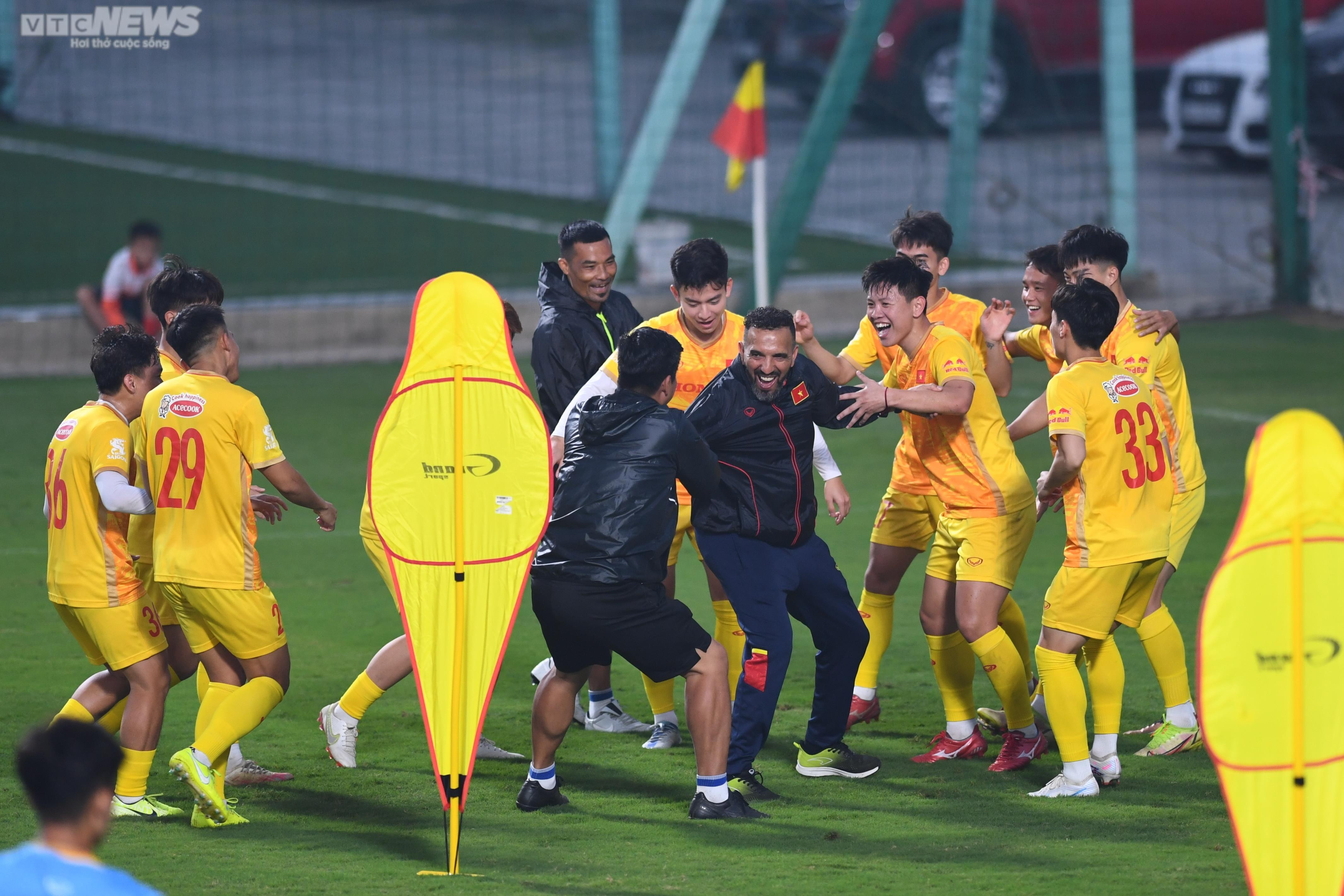 HLV Hoàng Anh Tuấn 'dự giờ', U23 Việt Nam tập bài lạ của ông Troussier - 8