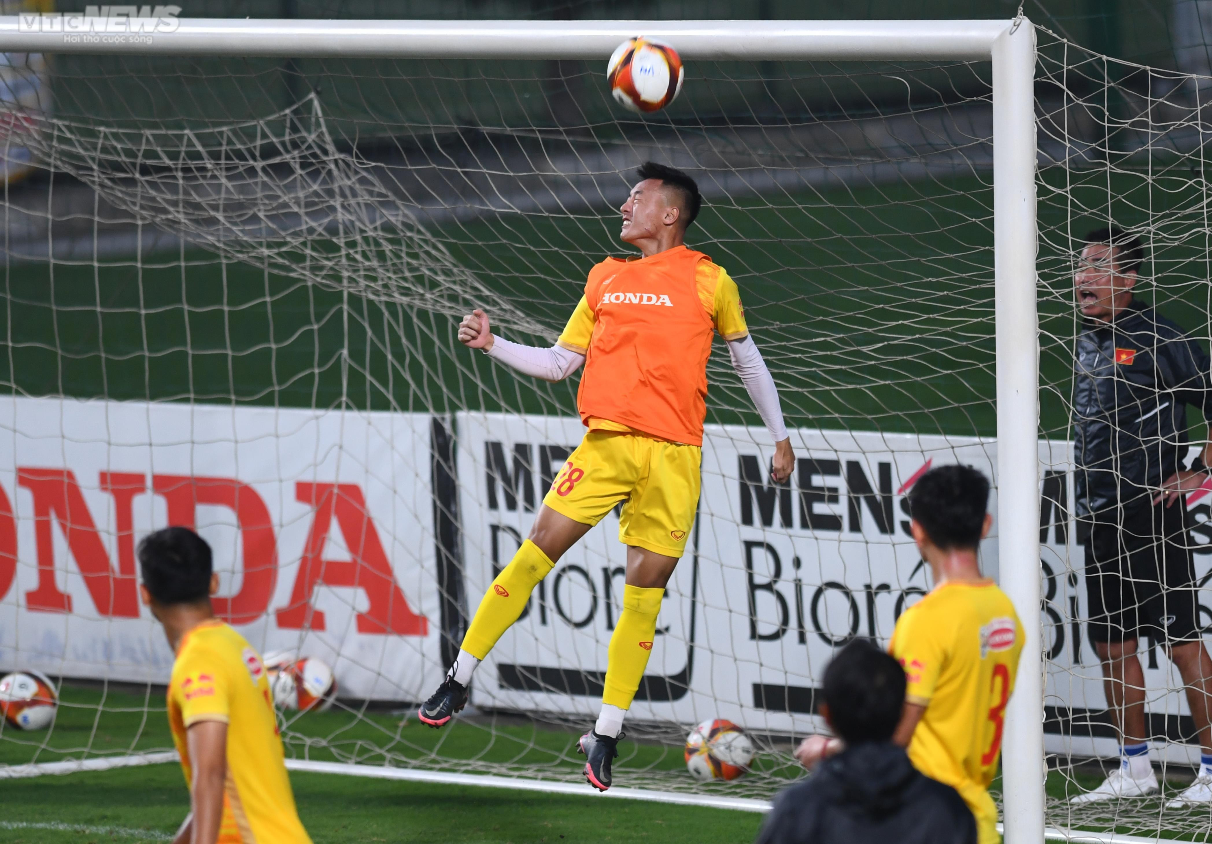 HLV Hoàng Anh Tuấn 'dự giờ', U23 Việt Nam tập bài lạ của ông Troussier - 5