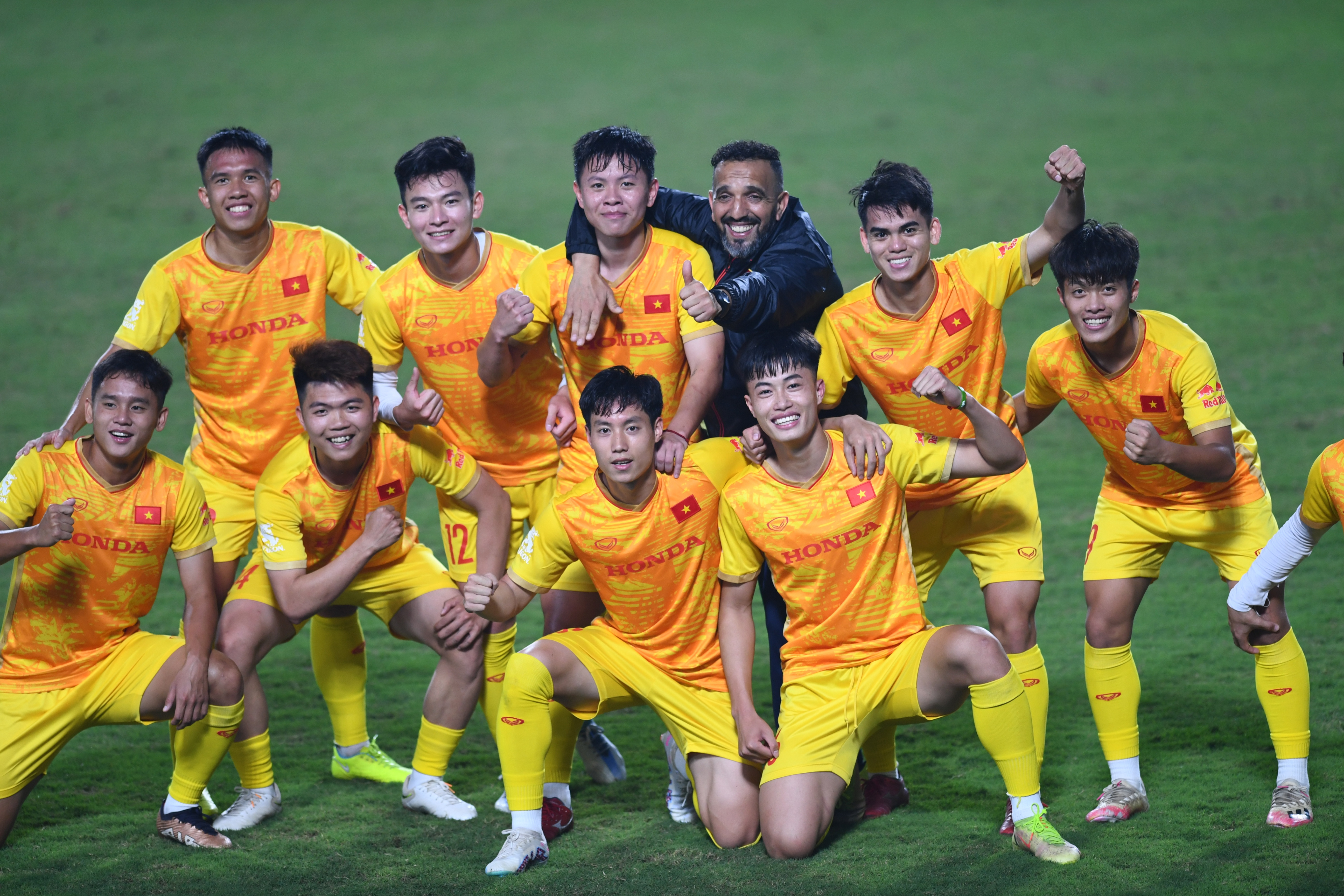 HLV Hoàng Anh Tuấn 'dự giờ', U23 Việt Nam tập bài lạ của ông Troussier - 9