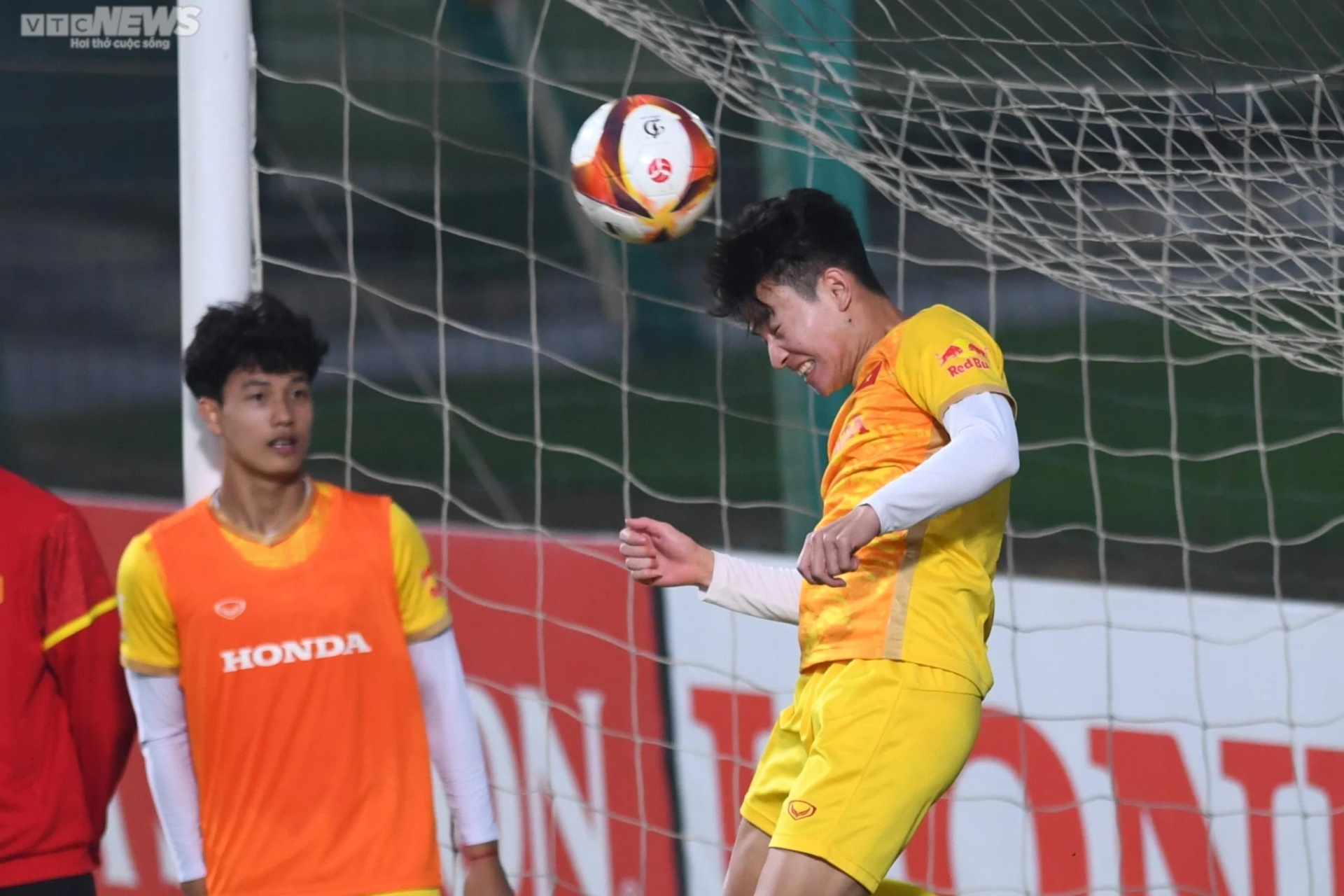 HLV Hoàng Anh Tuấn 'dự giờ', U23 Việt Nam tập bài lạ của ông Troussier - 6