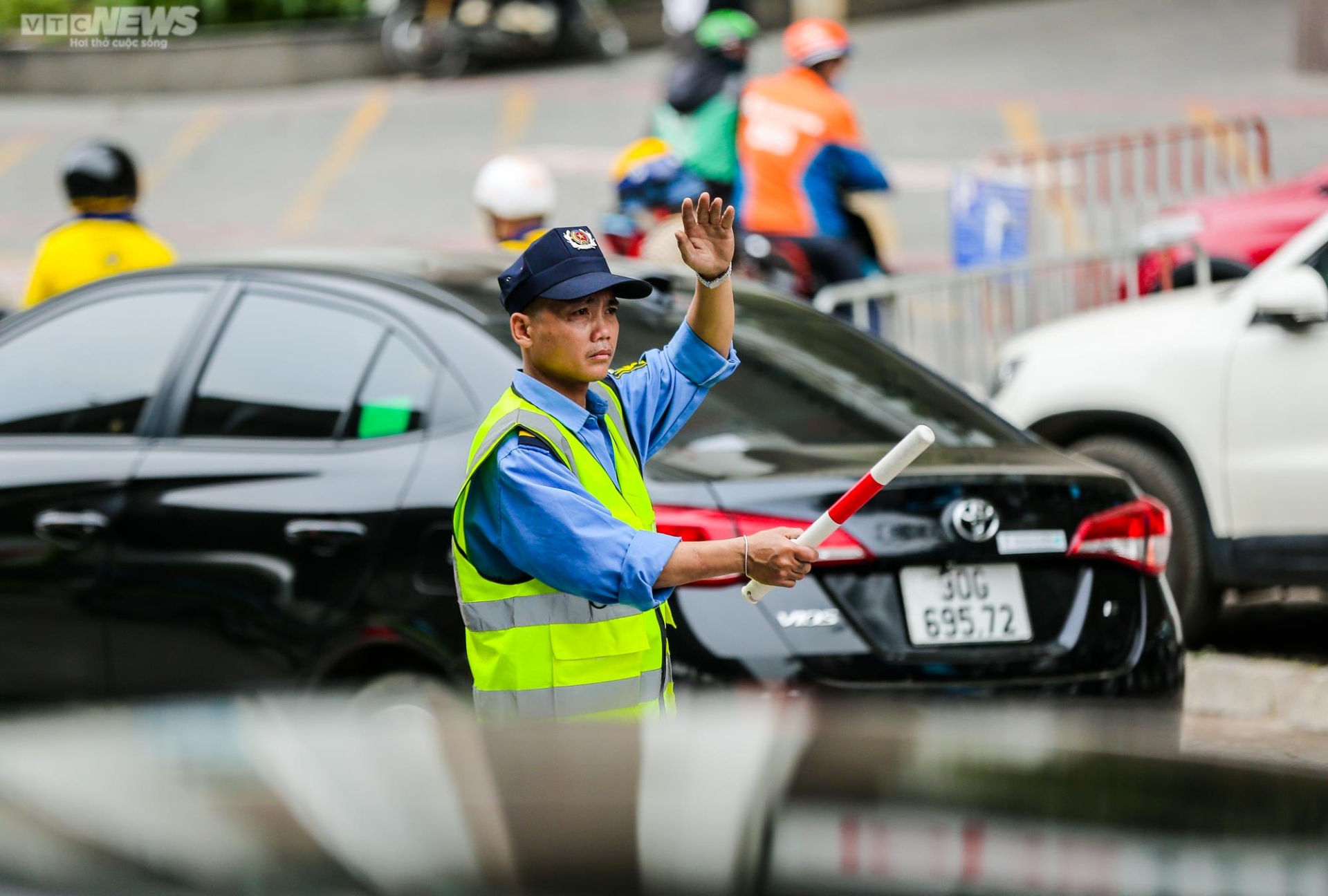 Mọc thêm 3 lô cốt, đường giao thông huyết mạch Thủ đô đã tắc nay còn tắc hơn - 9