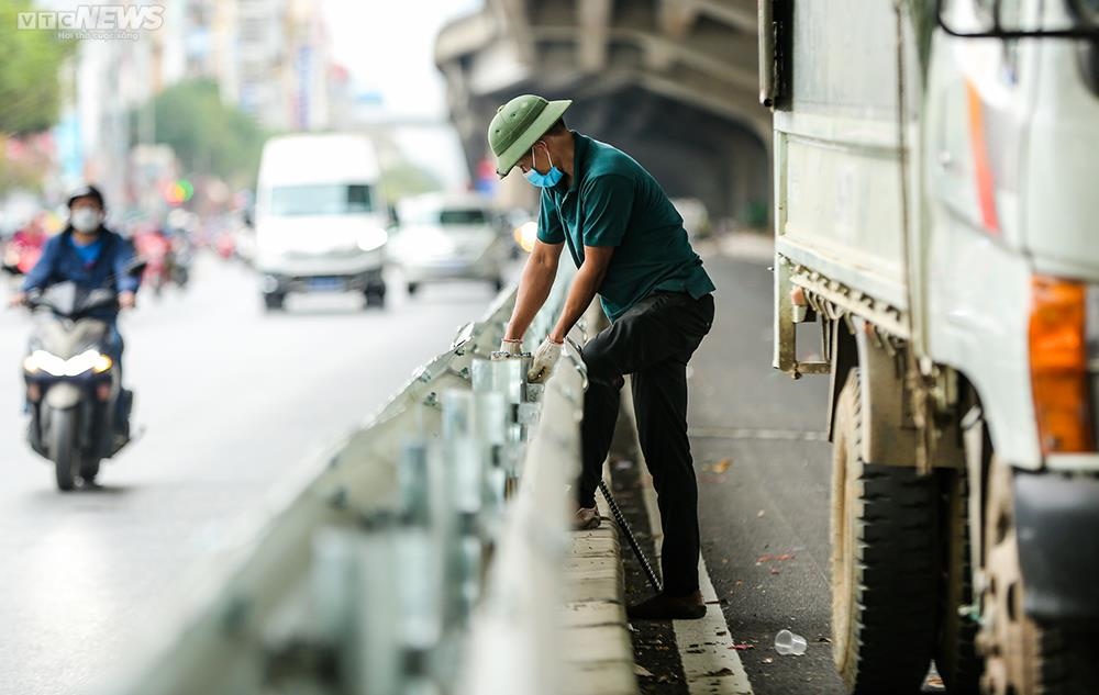 Mọc thêm 3 lô cốt, đường giao thông huyết mạch Thủ đô đã tắc nay còn tắc hơn - 16